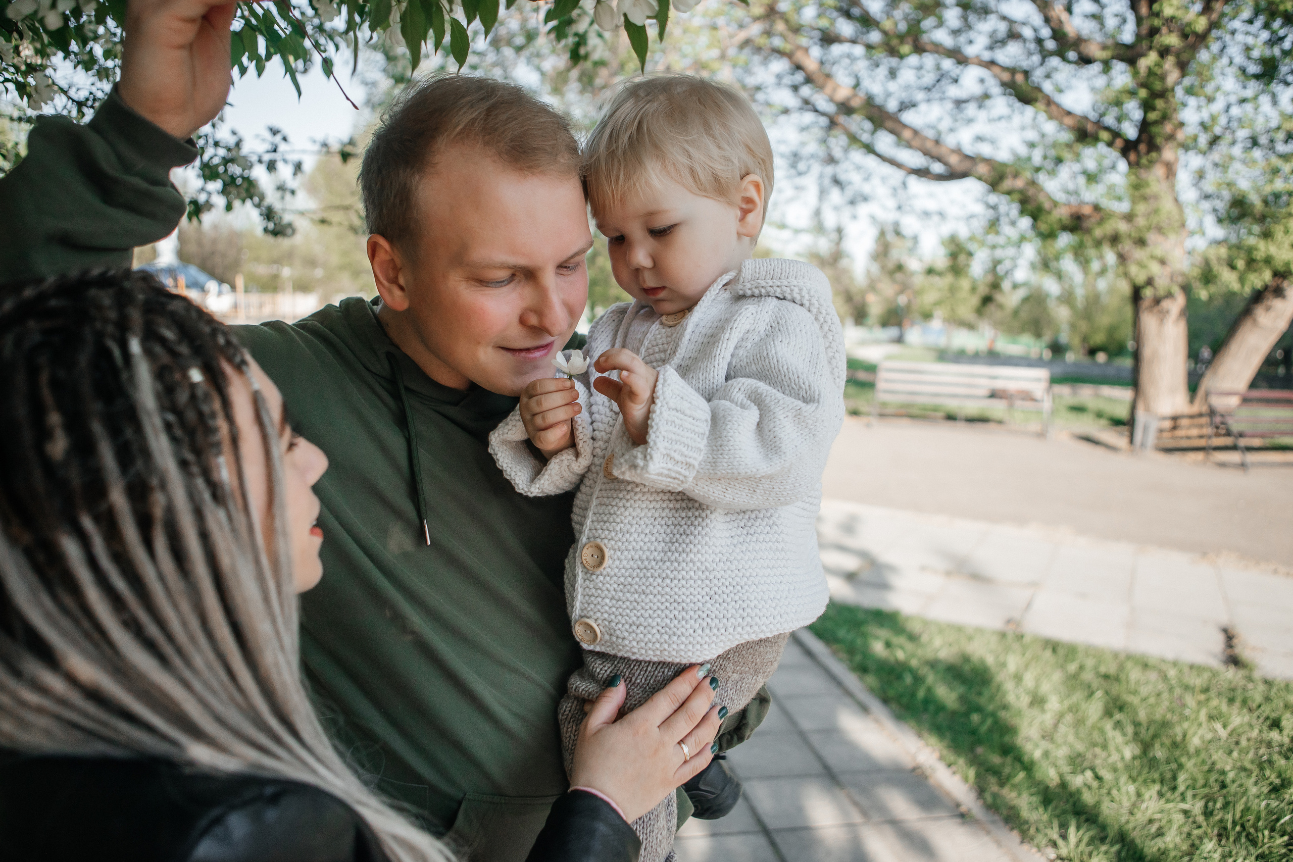 Семейная фотосессия в яблонях Бийск. Дарья Белякова. Свадебный, детский и семейный фотограф в городе Бийск