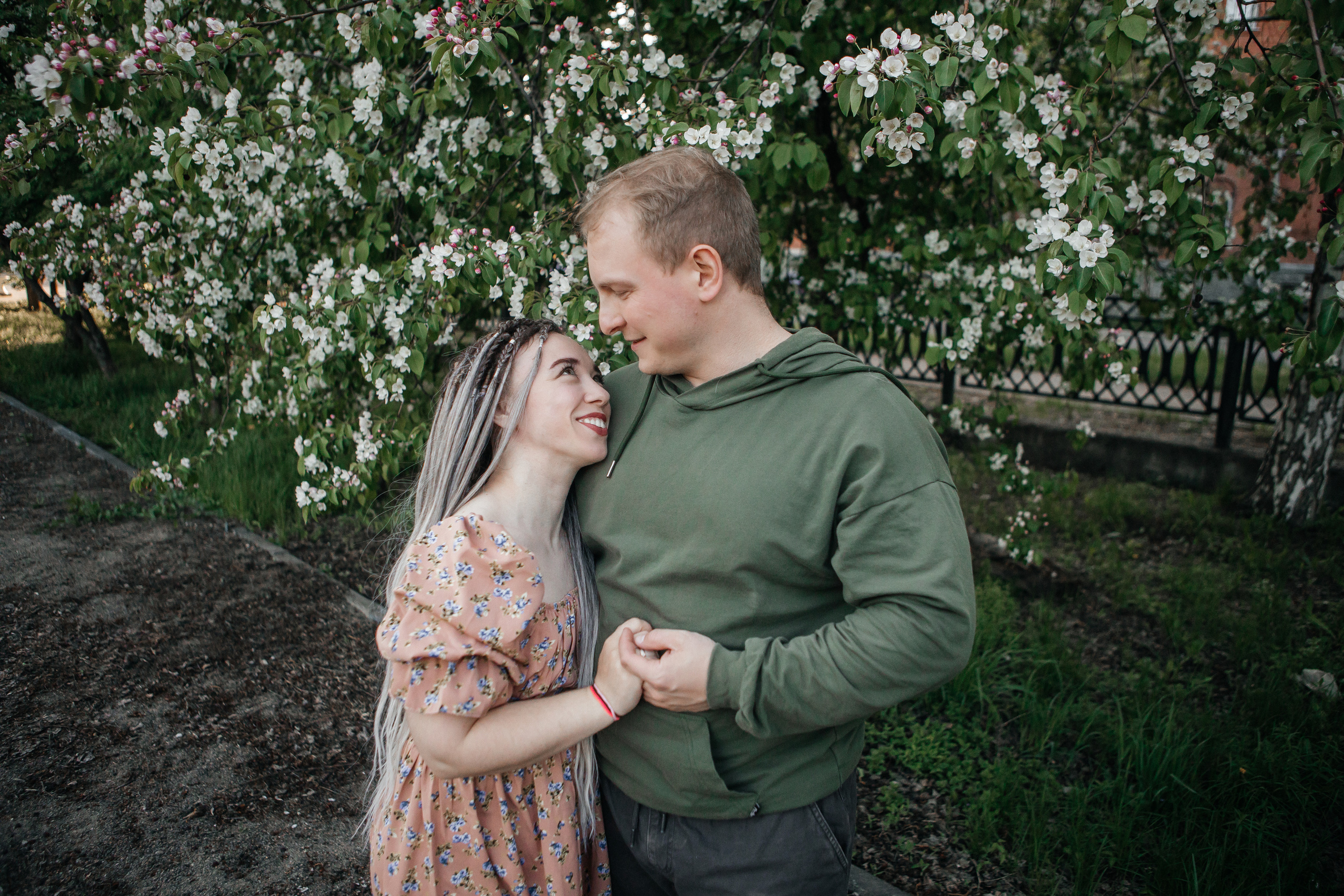 Семейная фотосессия в яблонях Бийск. Дарья Белякова. Свадебный, детский и семейный фотограф в городе Бийск