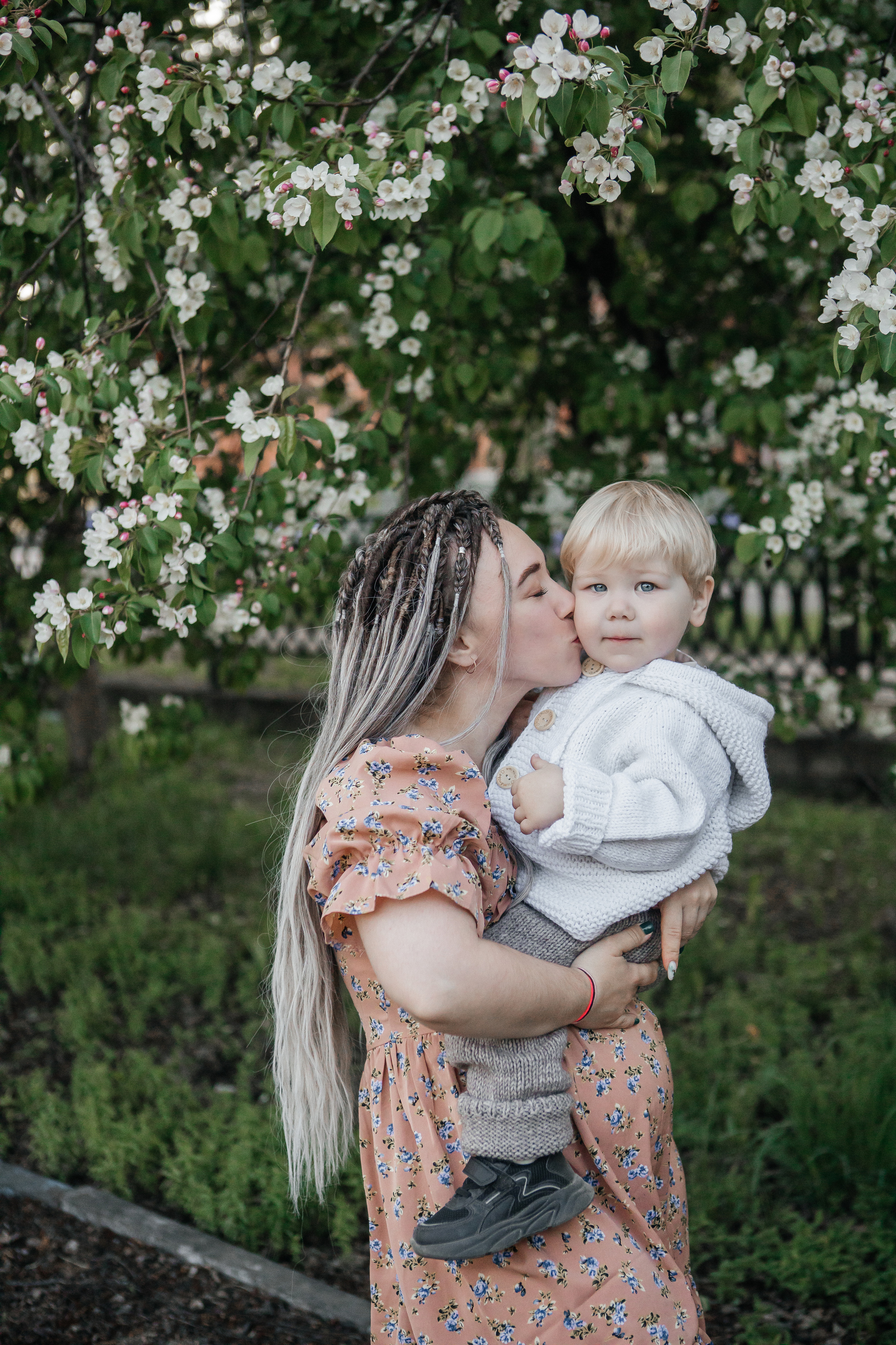 Семейная фотосессия в яблонях Бийск. Дарья Белякова. Свадебный, детский и семейный фотограф в городе Бийск