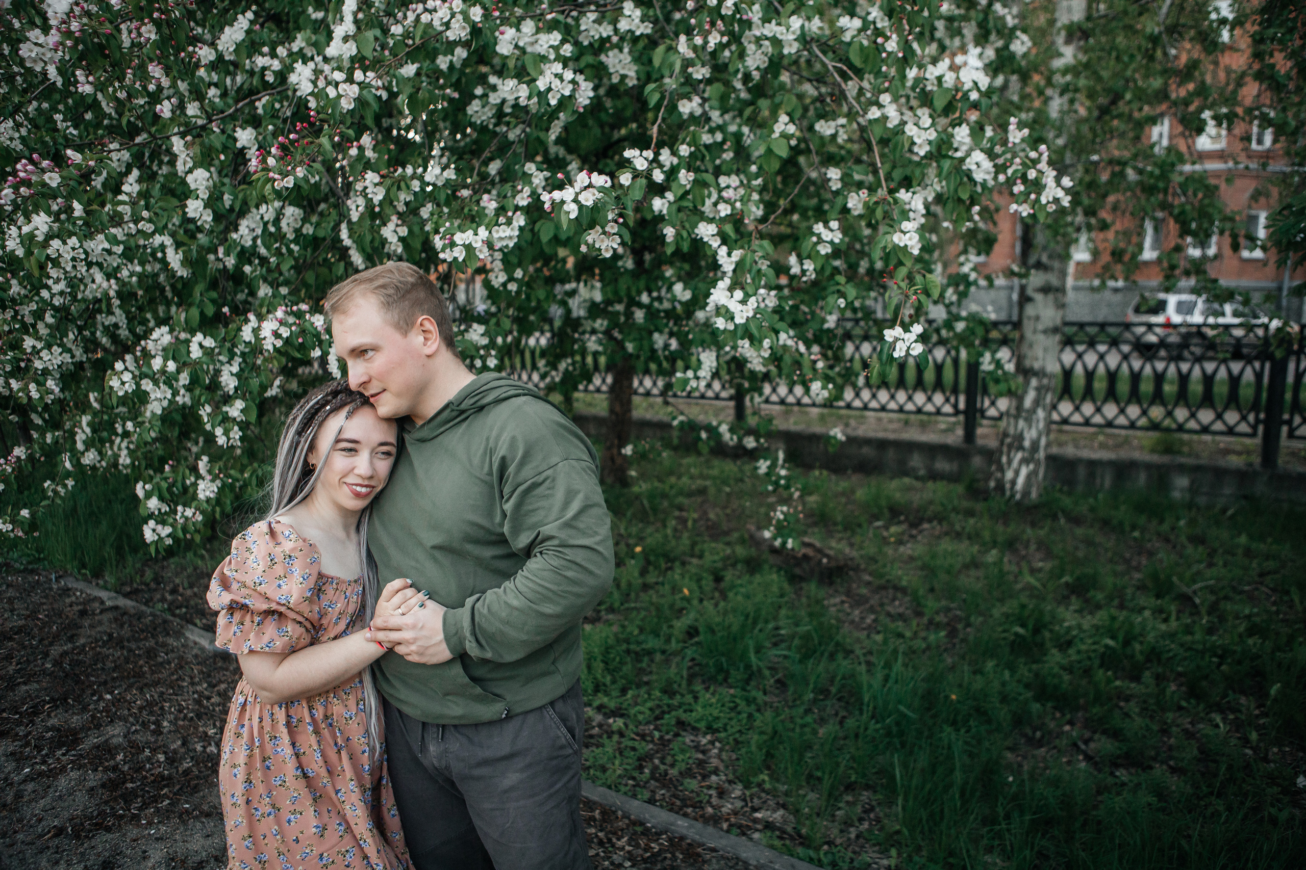 Семейная фотосессия в яблонях Бийск. Дарья Белякова. Свадебный, детский и семейный фотограф в городе Бийск