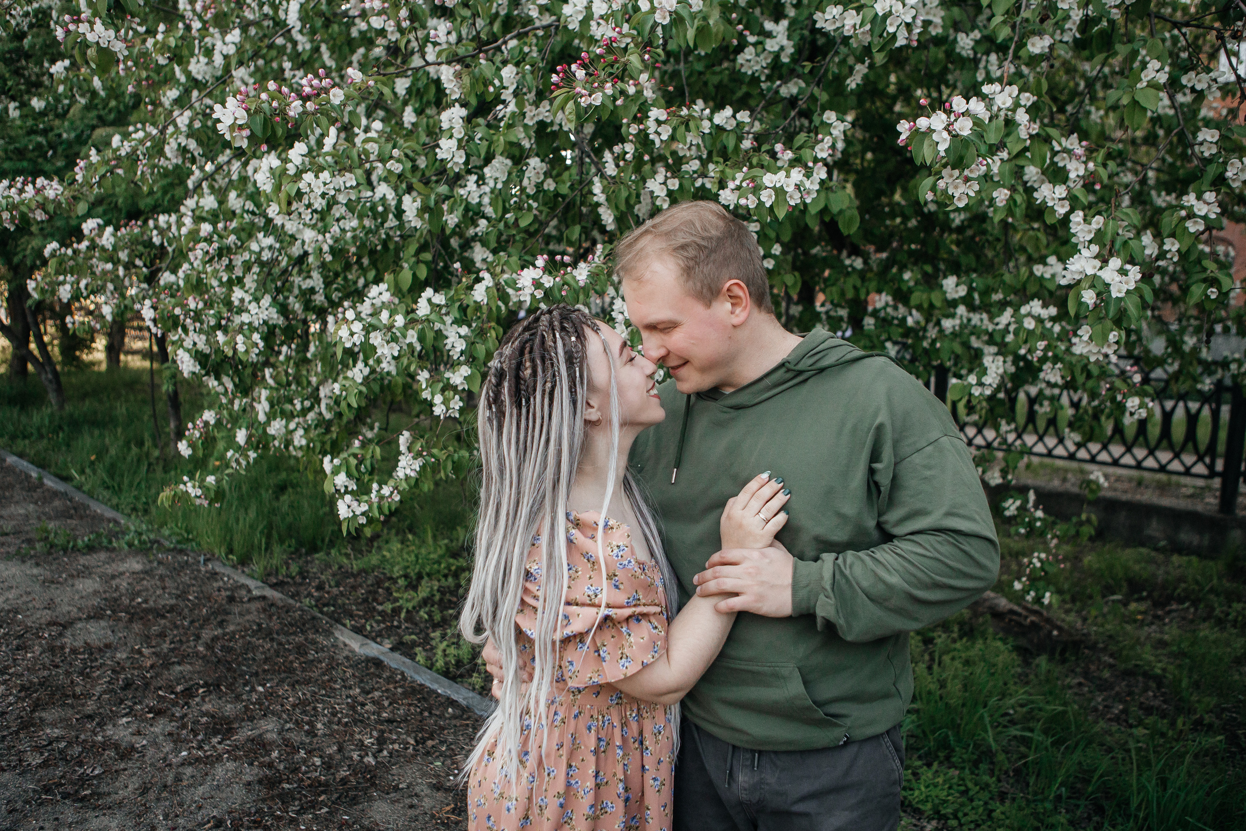 Семейная фотосессия в яблонях Бийск. Дарья Белякова. Свадебный, детский и семейный фотограф в городе Бийск