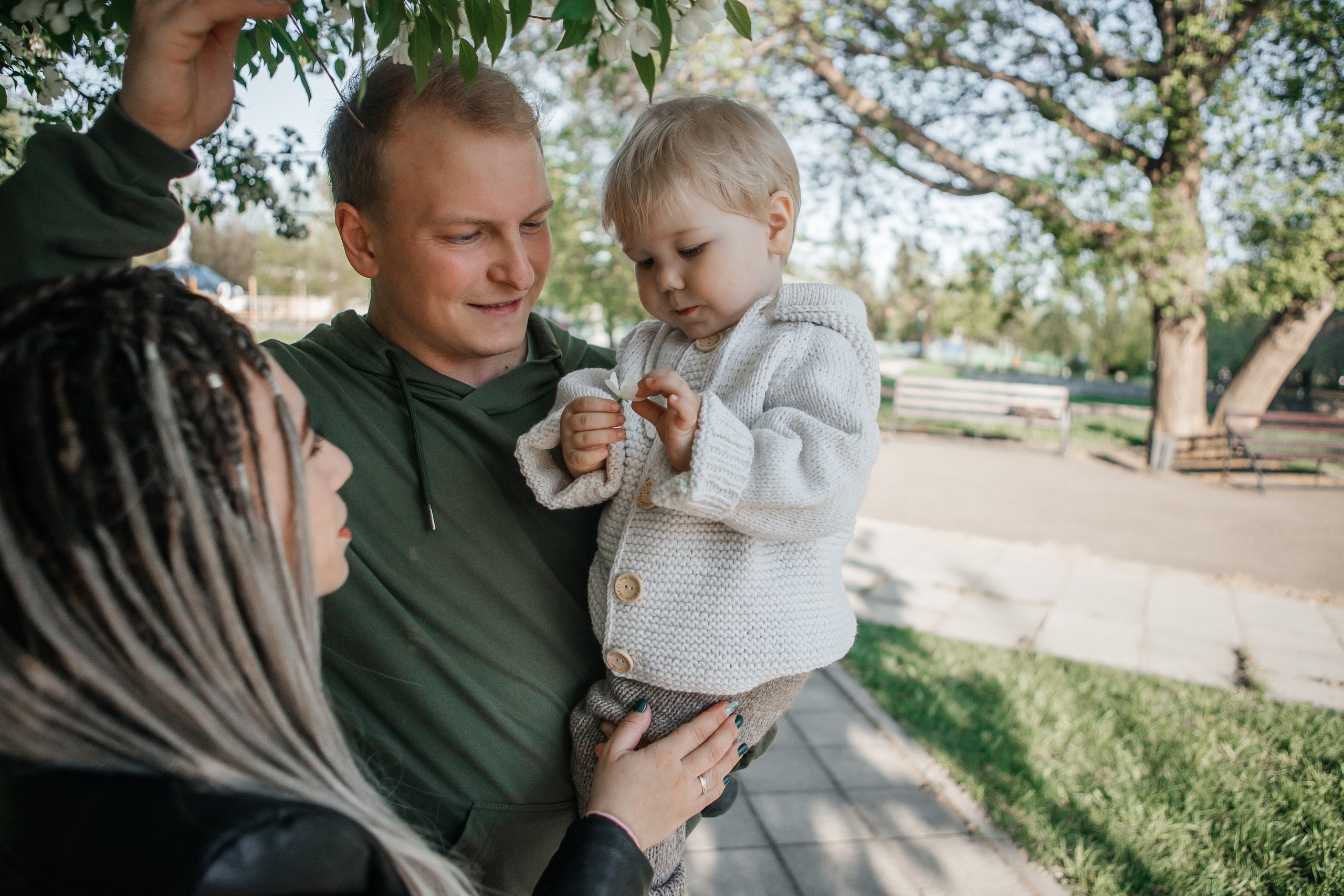 Семейная фотосессия в яблонях Бийск. Дарья Белякова. Свадебный, детский и семейный фотограф в городе Бийск