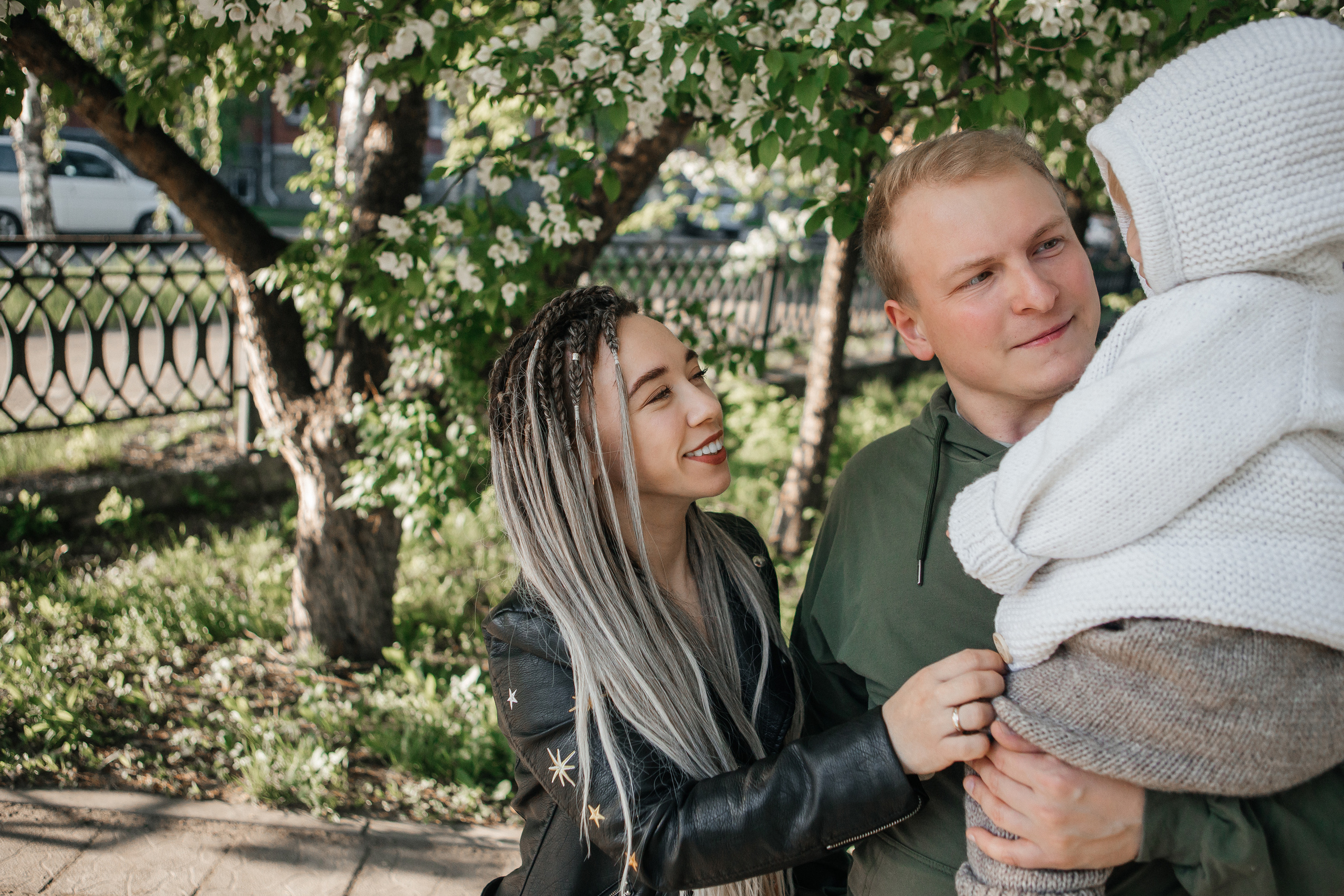 Семейная фотосессия в яблонях Бийск. Дарья Белякова. Свадебный, детский и семейный фотограф в городе Бийск