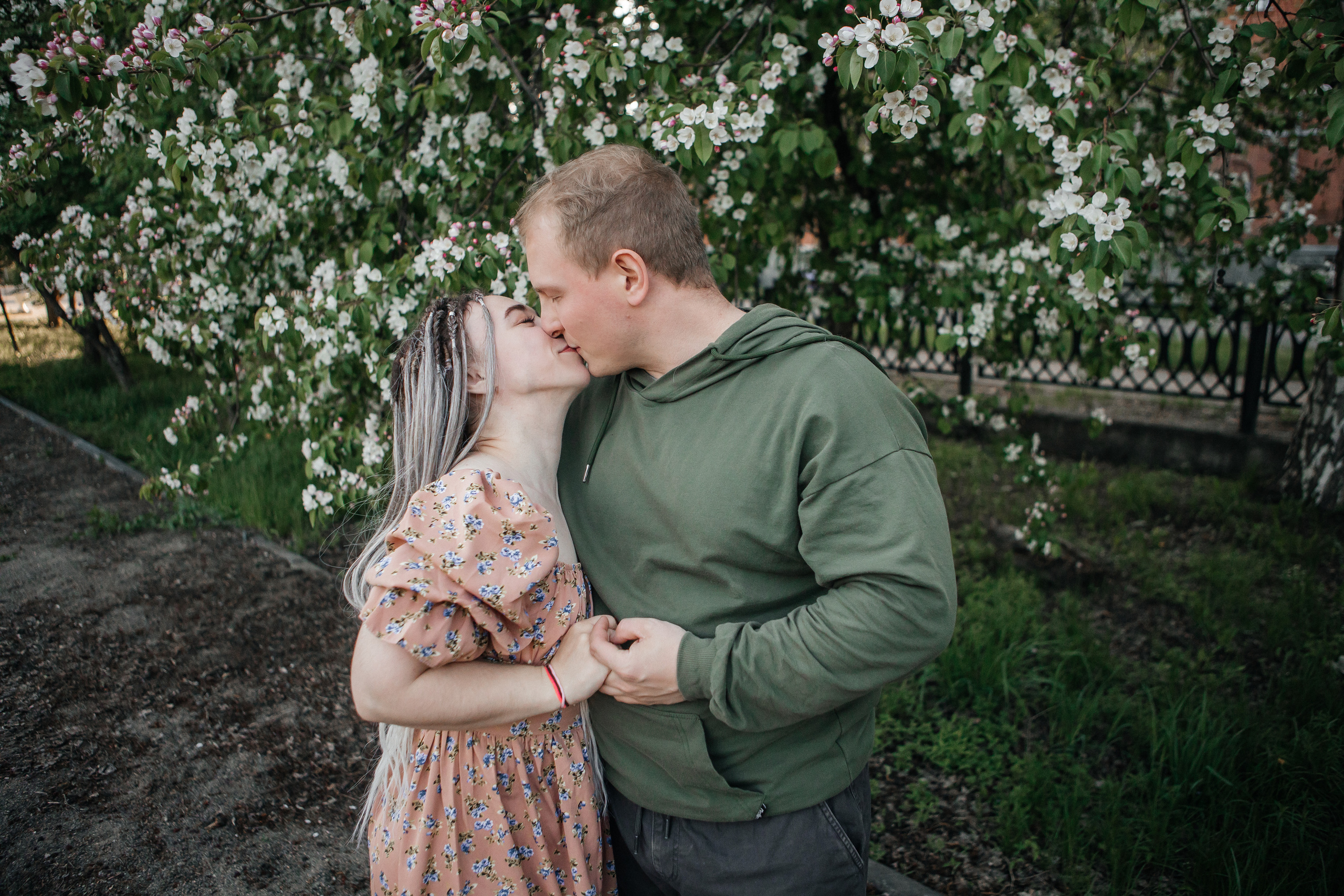 Семейная фотосессия в яблонях Бийск. Дарья Белякова. Свадебный, детский и семейный фотограф в городе Бийск