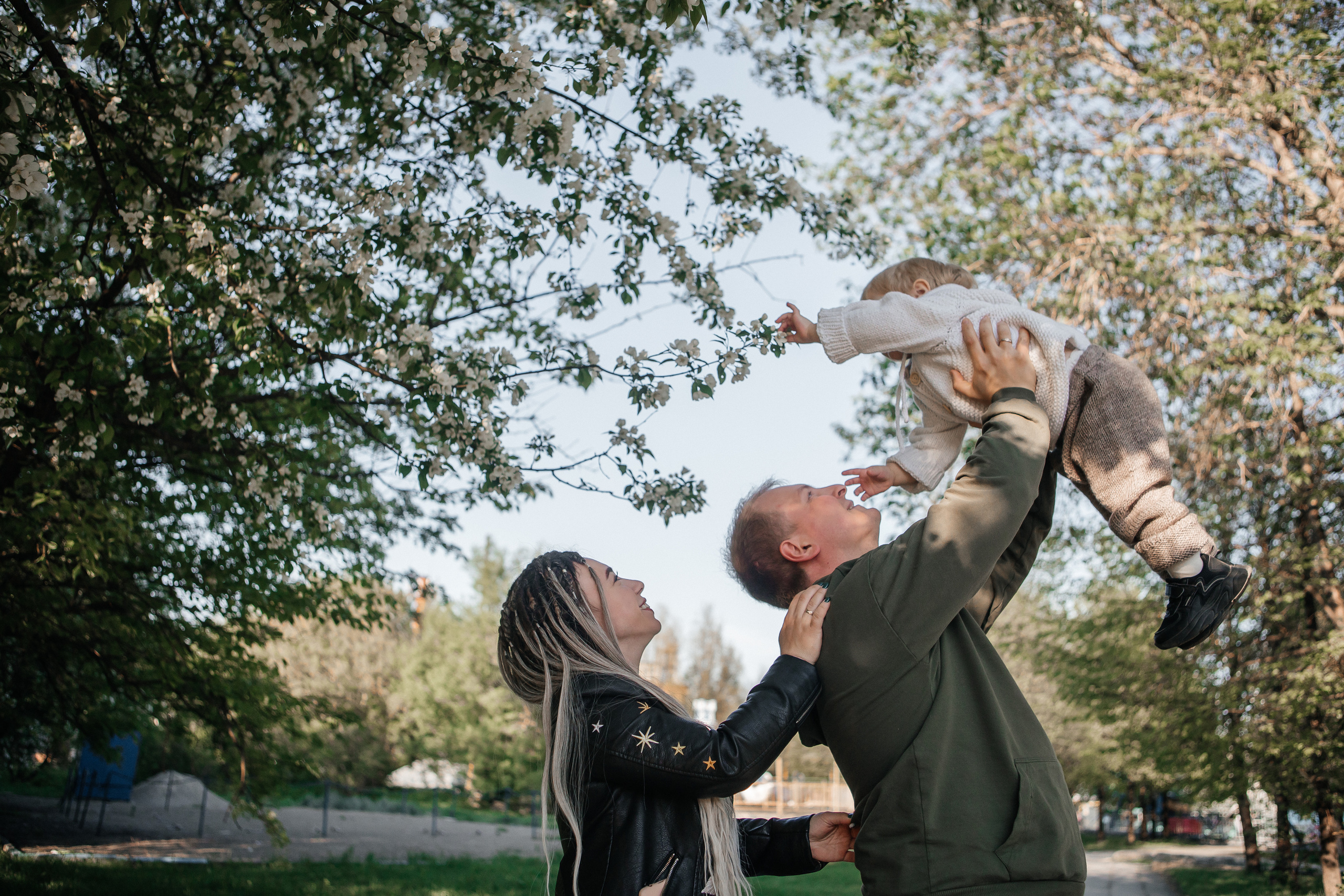 Семейная фотосессия в яблонях Бийск. Дарья Белякова. Свадебный, детский и семейный фотограф в городе Бийск