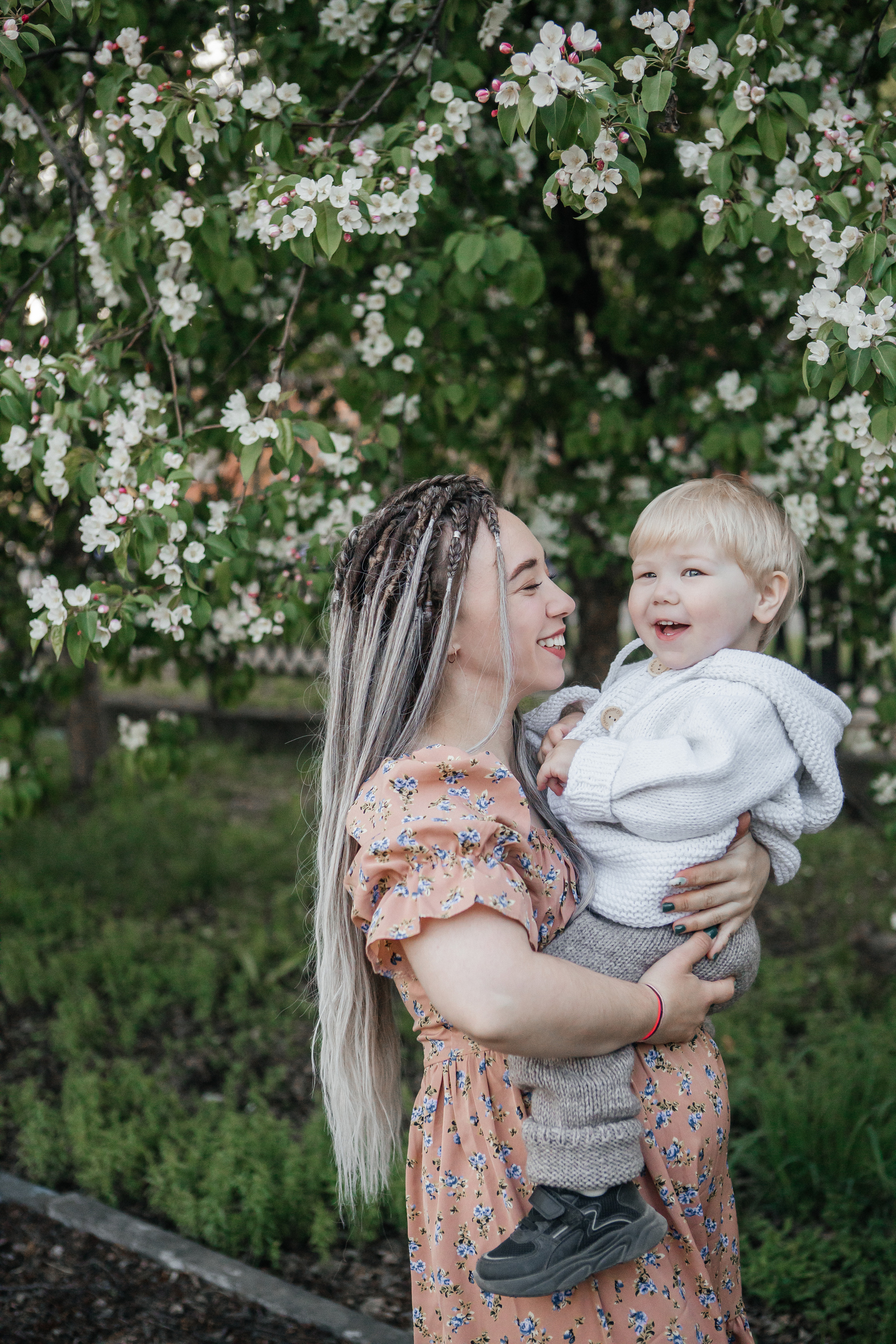 Семейная фотосессия в яблонях Бийск. Дарья Белякова. Свадебный, детский и семейный фотограф в городе Бийск
