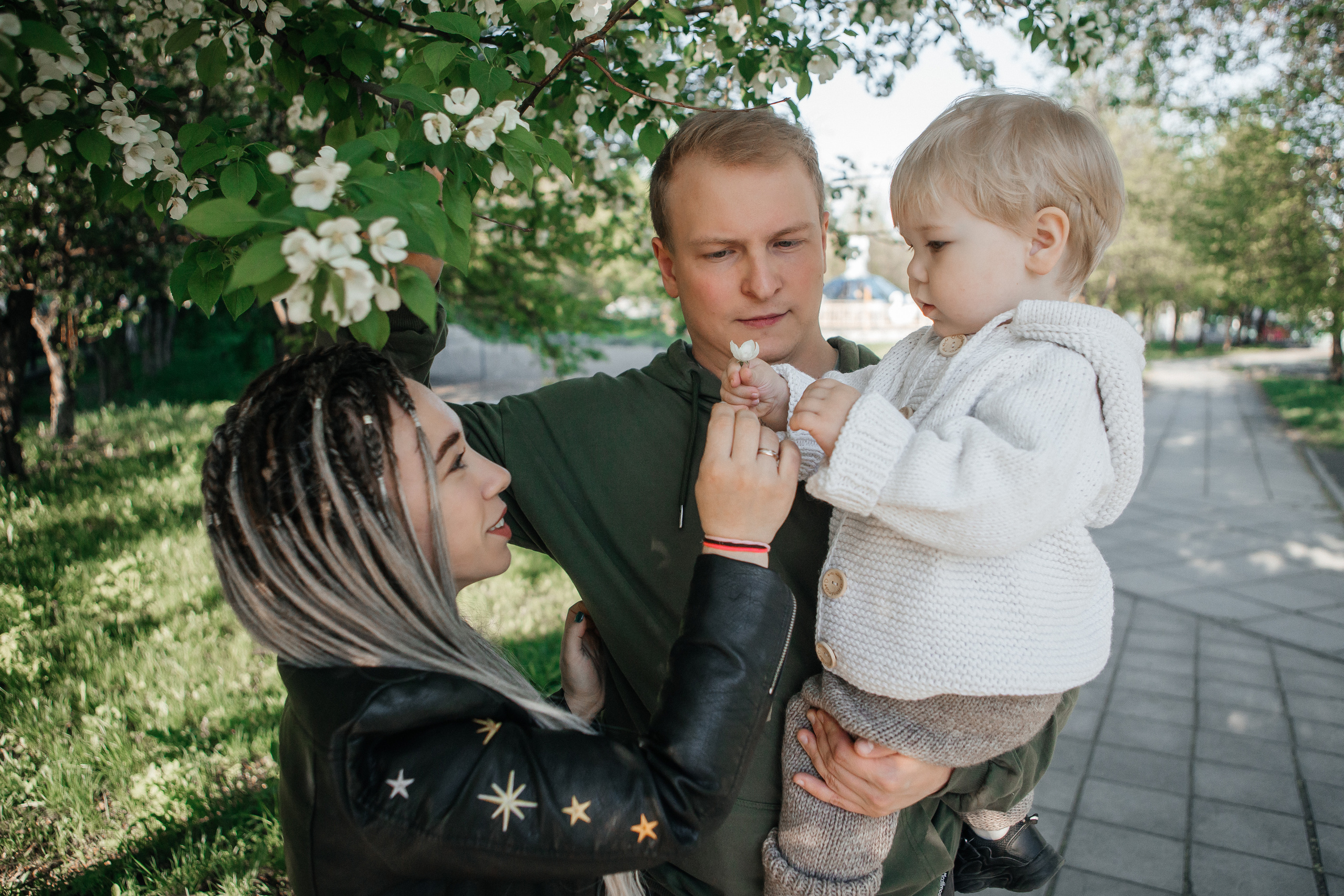 Семейная фотосессия в яблонях Бийск. Дарья Белякова. Свадебный, детский и семейный фотограф в городе Бийск