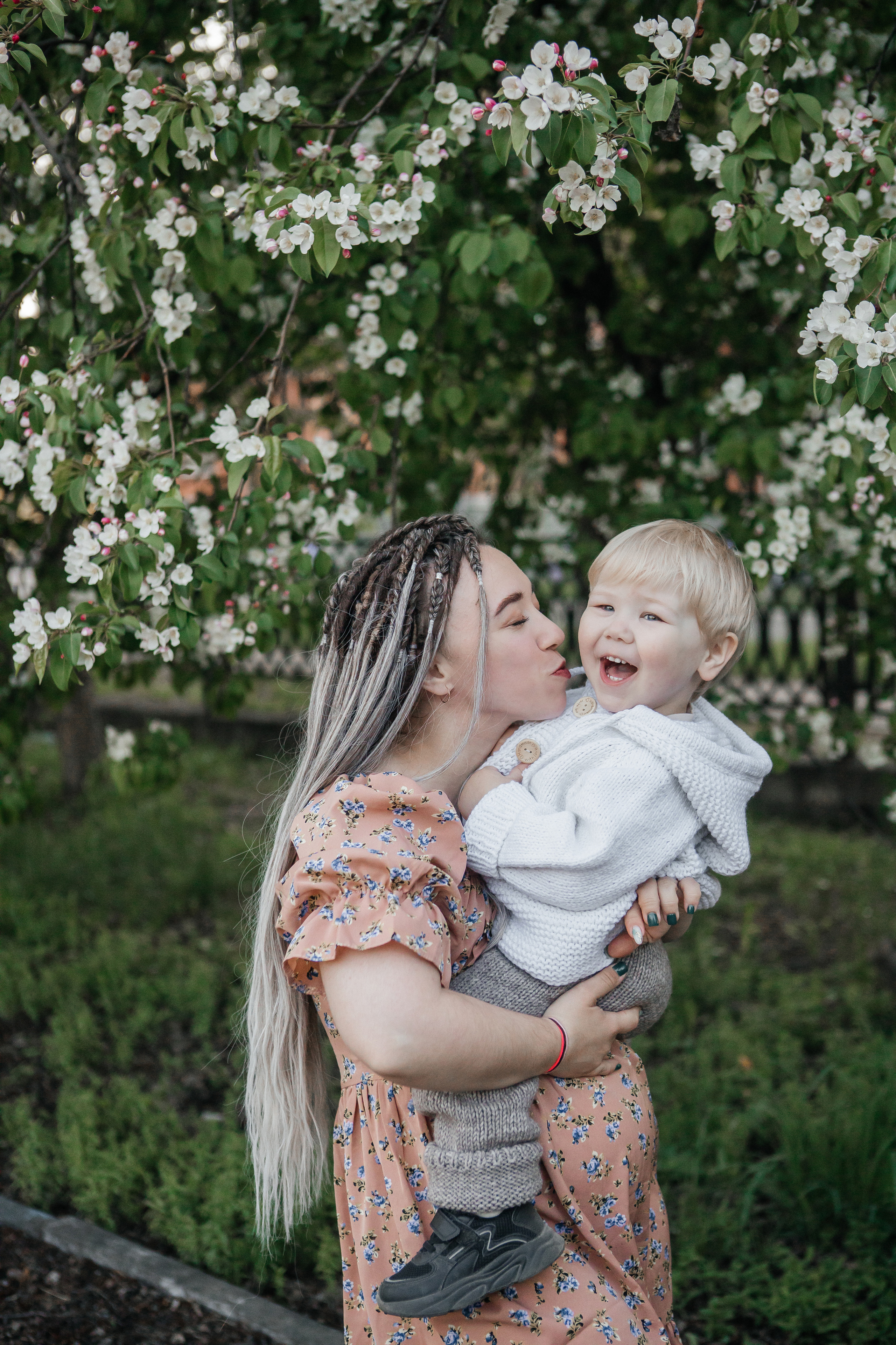 Семейная фотосессия в яблонях Бийск. Дарья Белякова. Свадебный, детский и семейный фотограф в городе Бийск