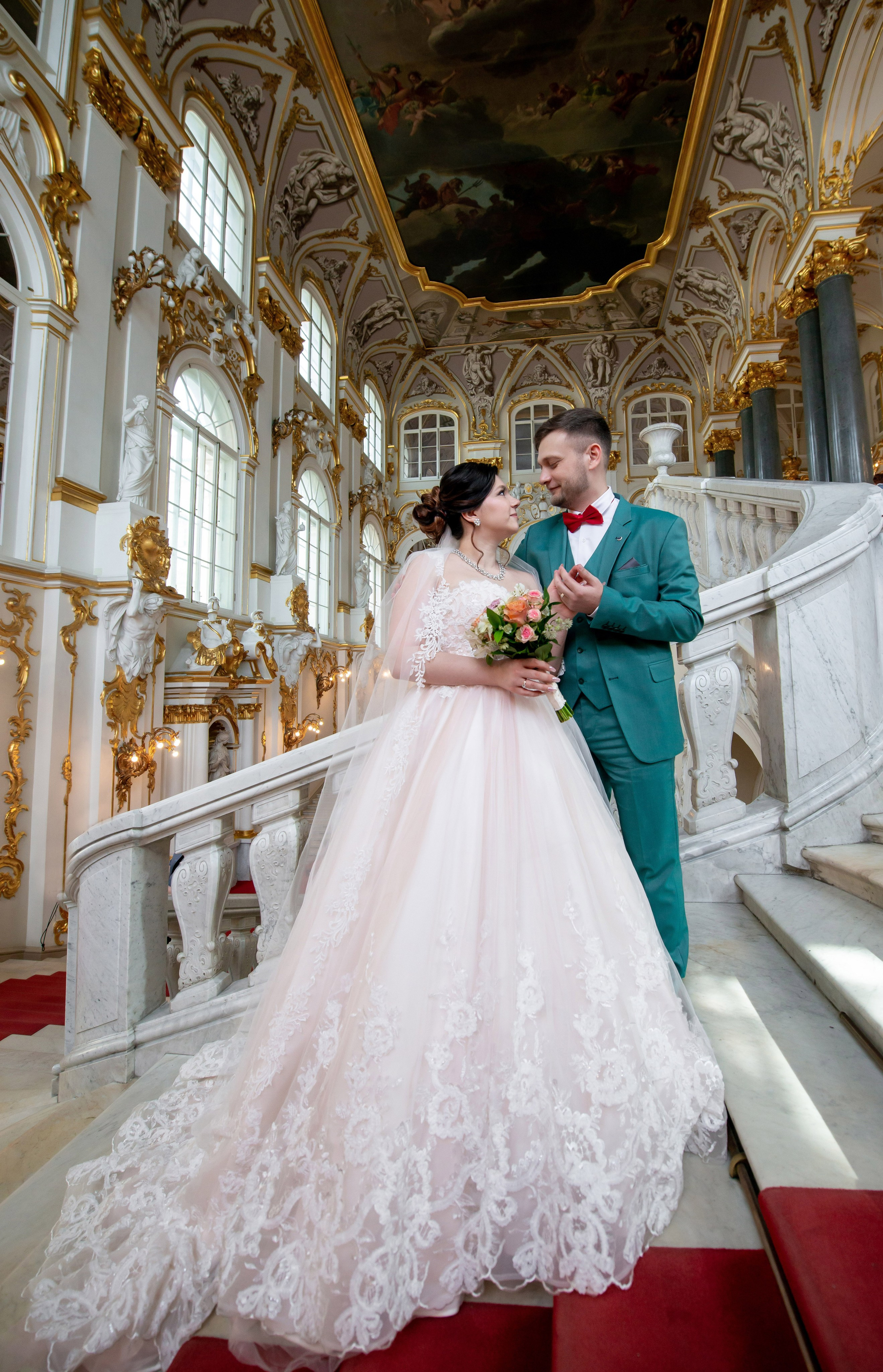 Самая красивая свадебная фотосессия в Эрмитаже. Лучшие свадебные фотографии в Эрмитажа. Портретный, семейный и свадебный фотограф в Санкт-Петербурге и в Пушкине Ширяев Денис