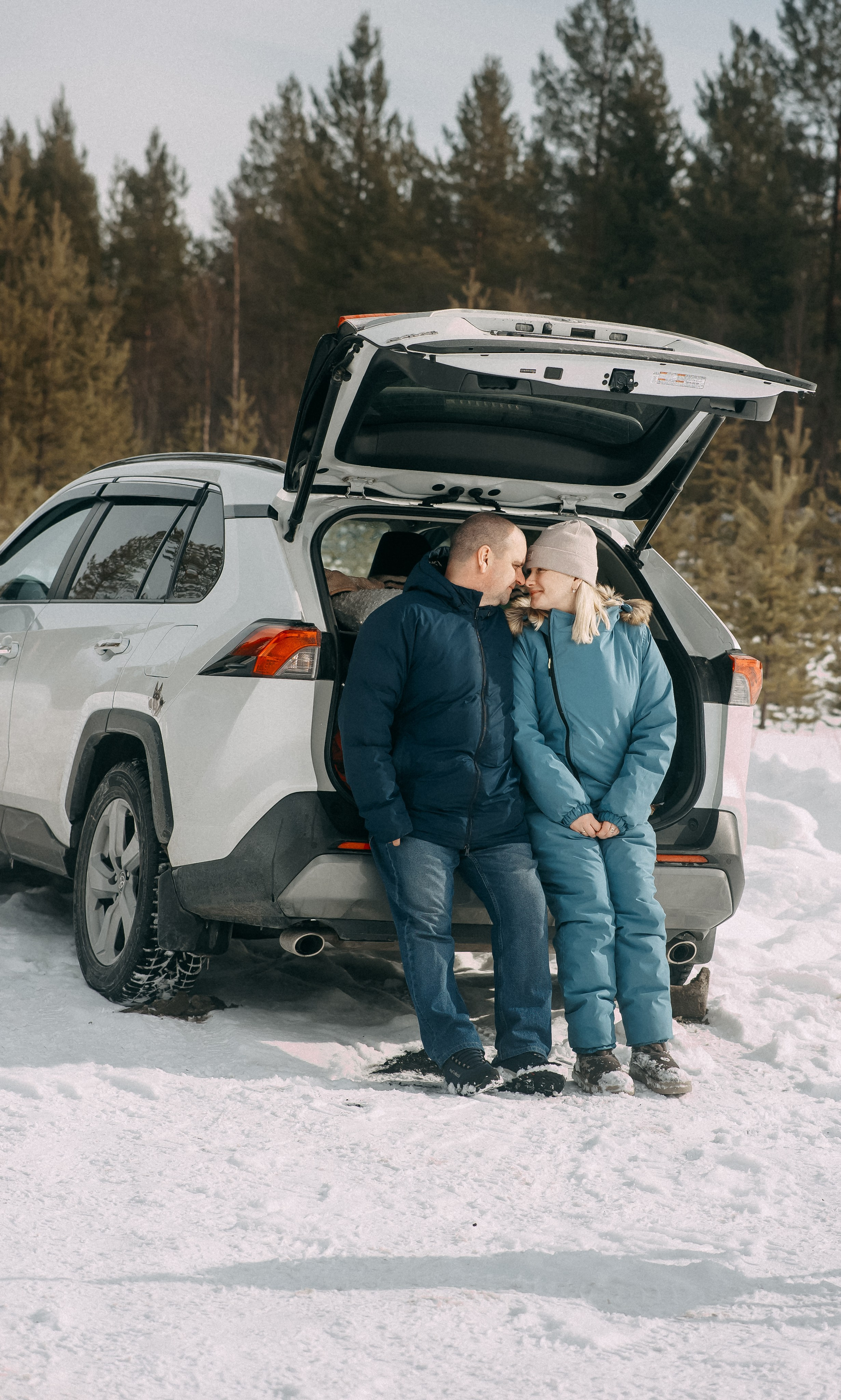 Зимняя фотосессия Анастасия и Евгений и их пёс по кличкеГранд. Артём Печерин фотограф в Оленегорске