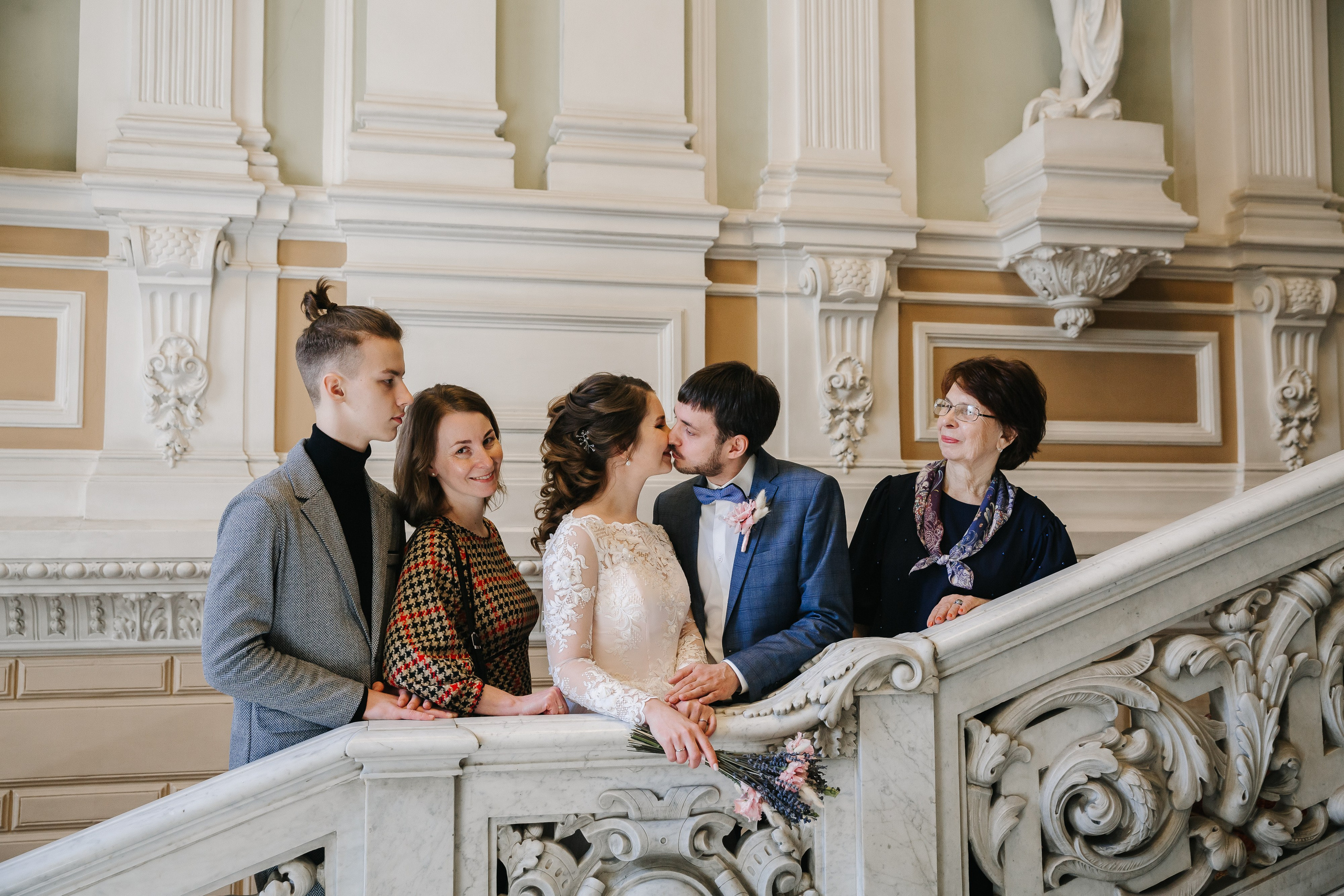 МАЙ | Дворец № 1, Атланты, Эрмитажный дворик. Свадебный фотограф в Санкт-Петербурге Полина Корзухина