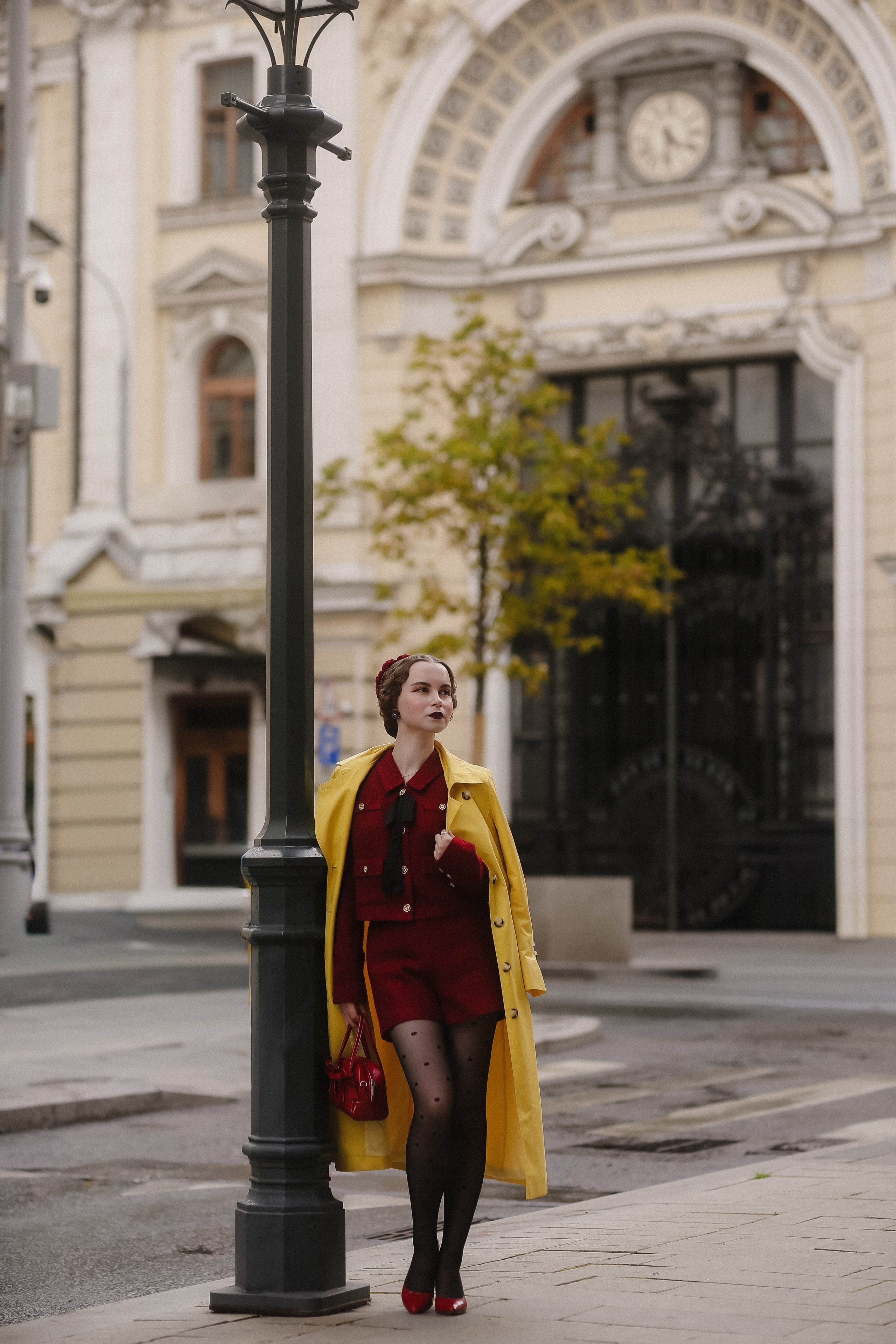 <img src="IZ0A0352.jpg" alt="Красивая девушка в ретро образе в красном костюме и красной шляпкой позирует  на фоне московских улиц">