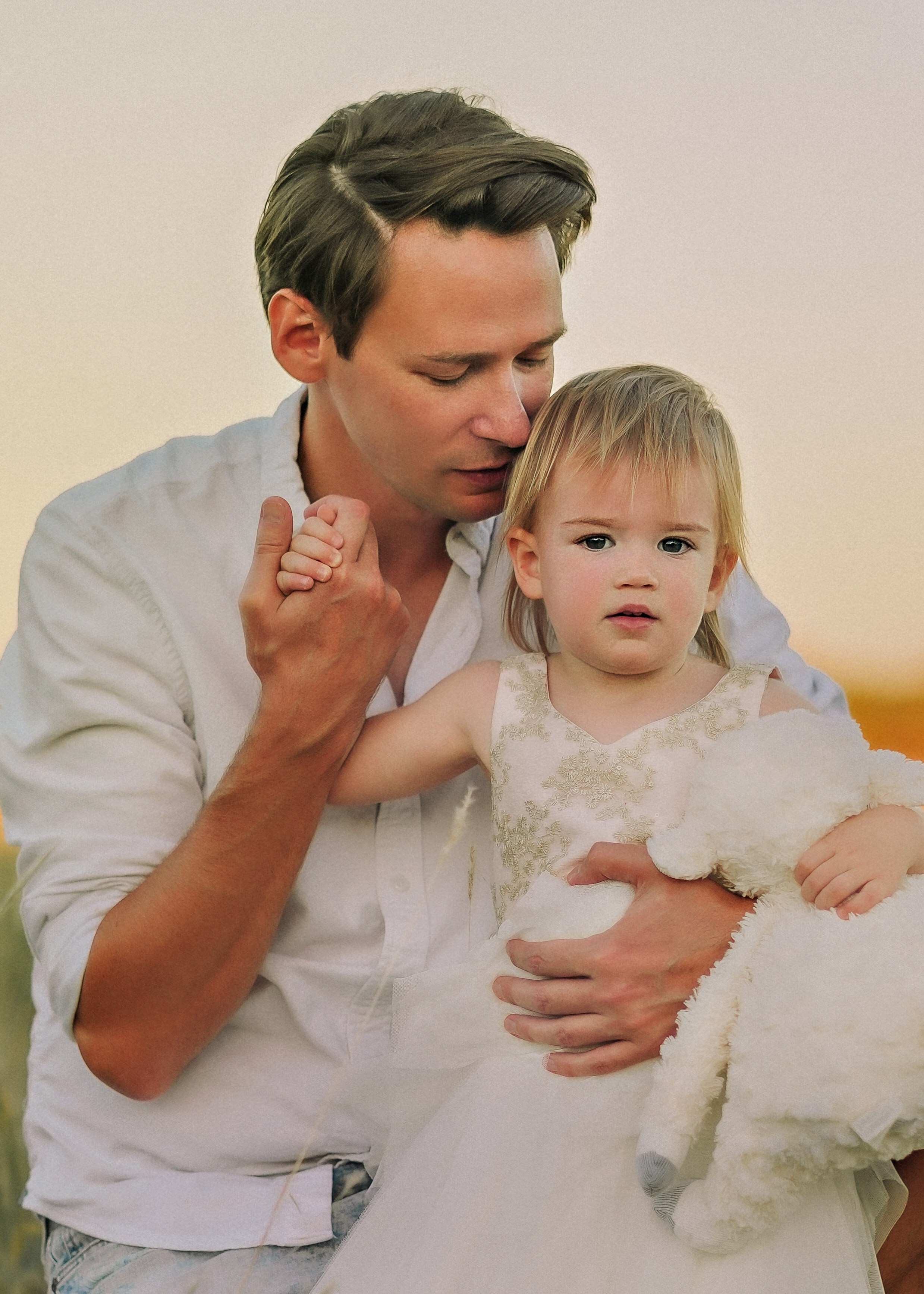 Family snuggles & smiles — cozy family photos