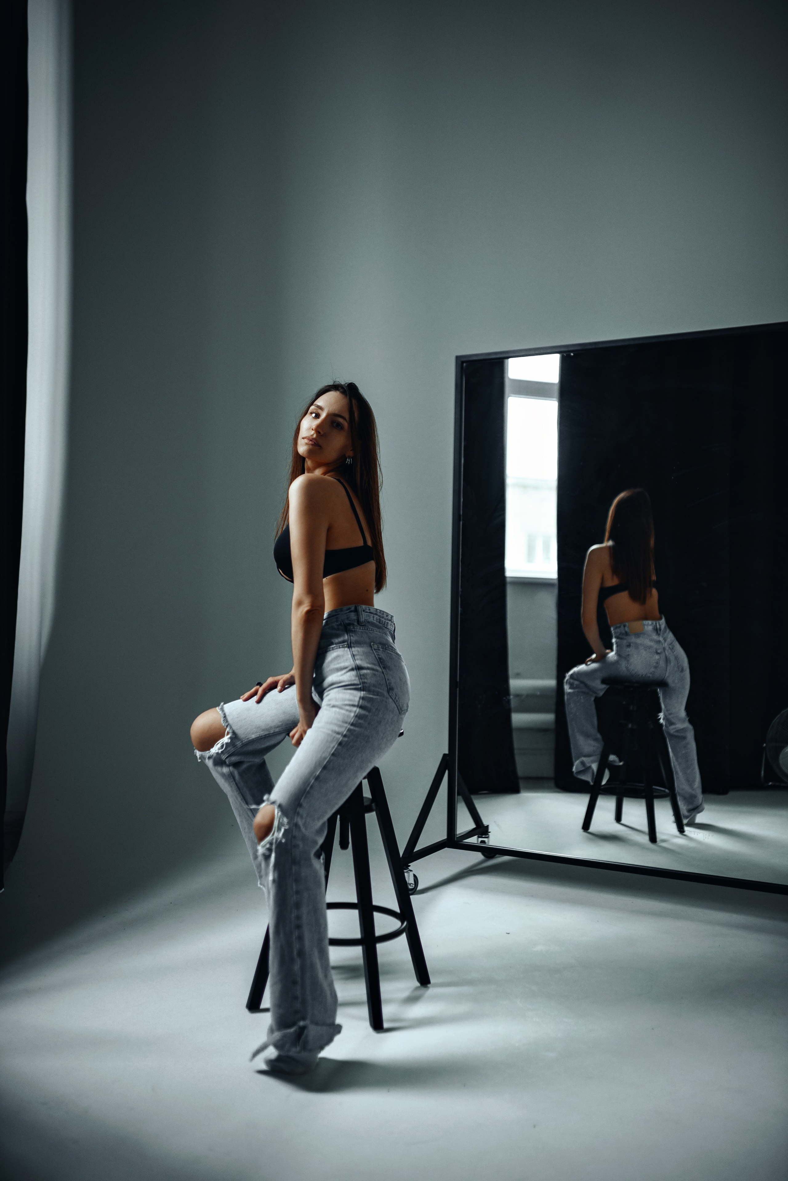 Портрет на белой циклораме с естественным рассеянным светом Витебск