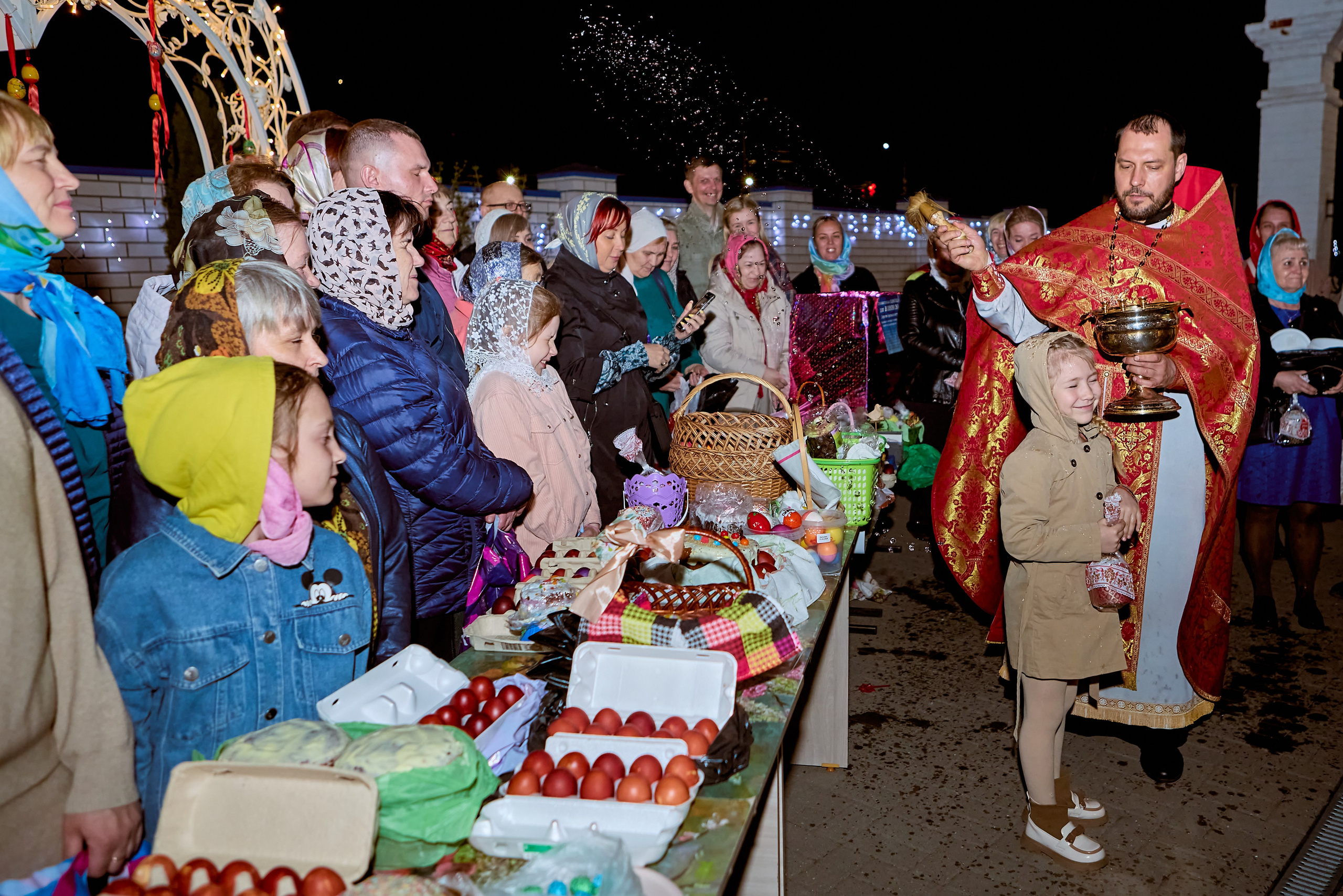 Освящение куличей Пасх и яиц в Пасхальную ночь. Православный портретный фотограф Николай Голованов