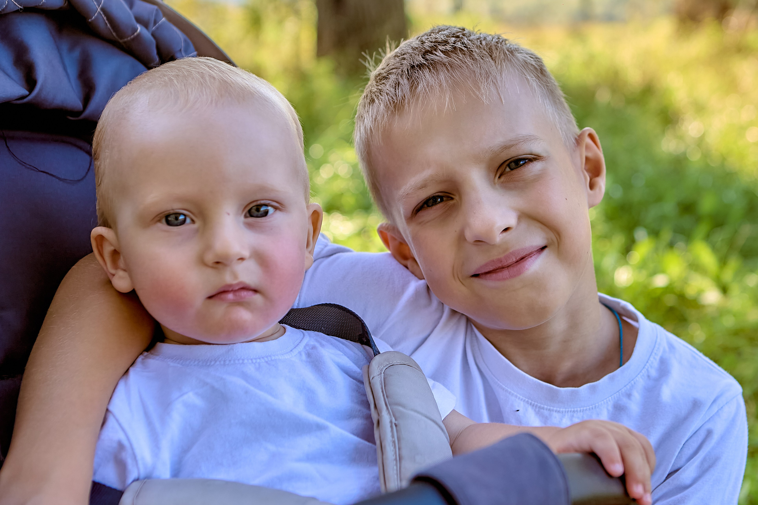 Вместе с младшим братом. Детишки вместе .