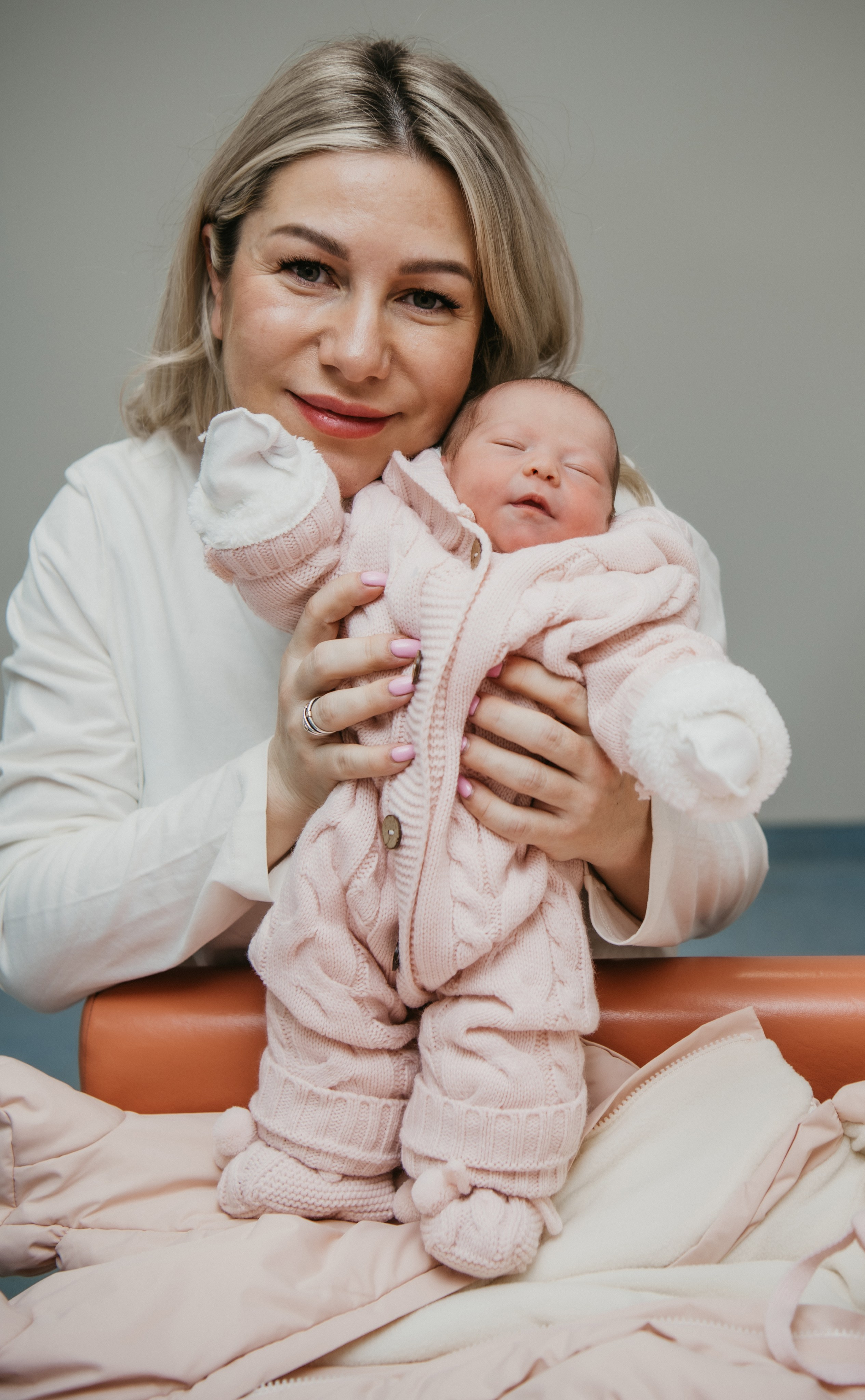 Выписка малышки. Мать и дитя на Севастопольском. Фотограф на выписку из роддома в Москве и МО