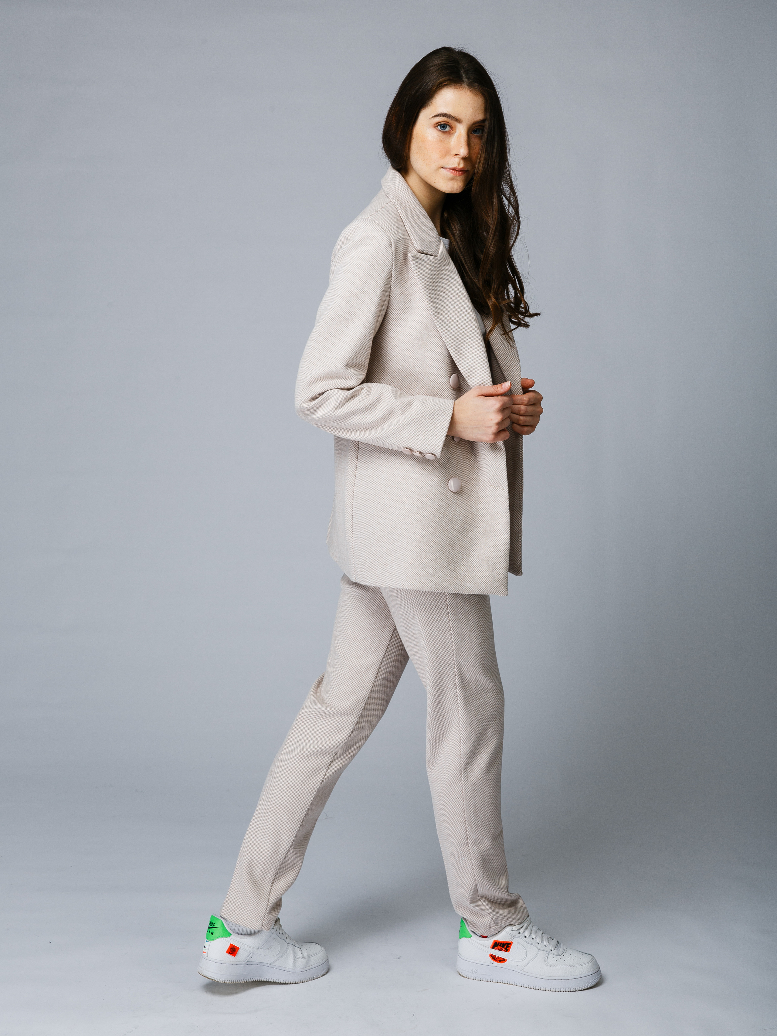 Профессиональный фотограф в Санкт-Петербурге. Студийная фотосъёмка одежды на моделях для каталогов, маркетплейсов, сайтов и печатной рекламной продукции. 