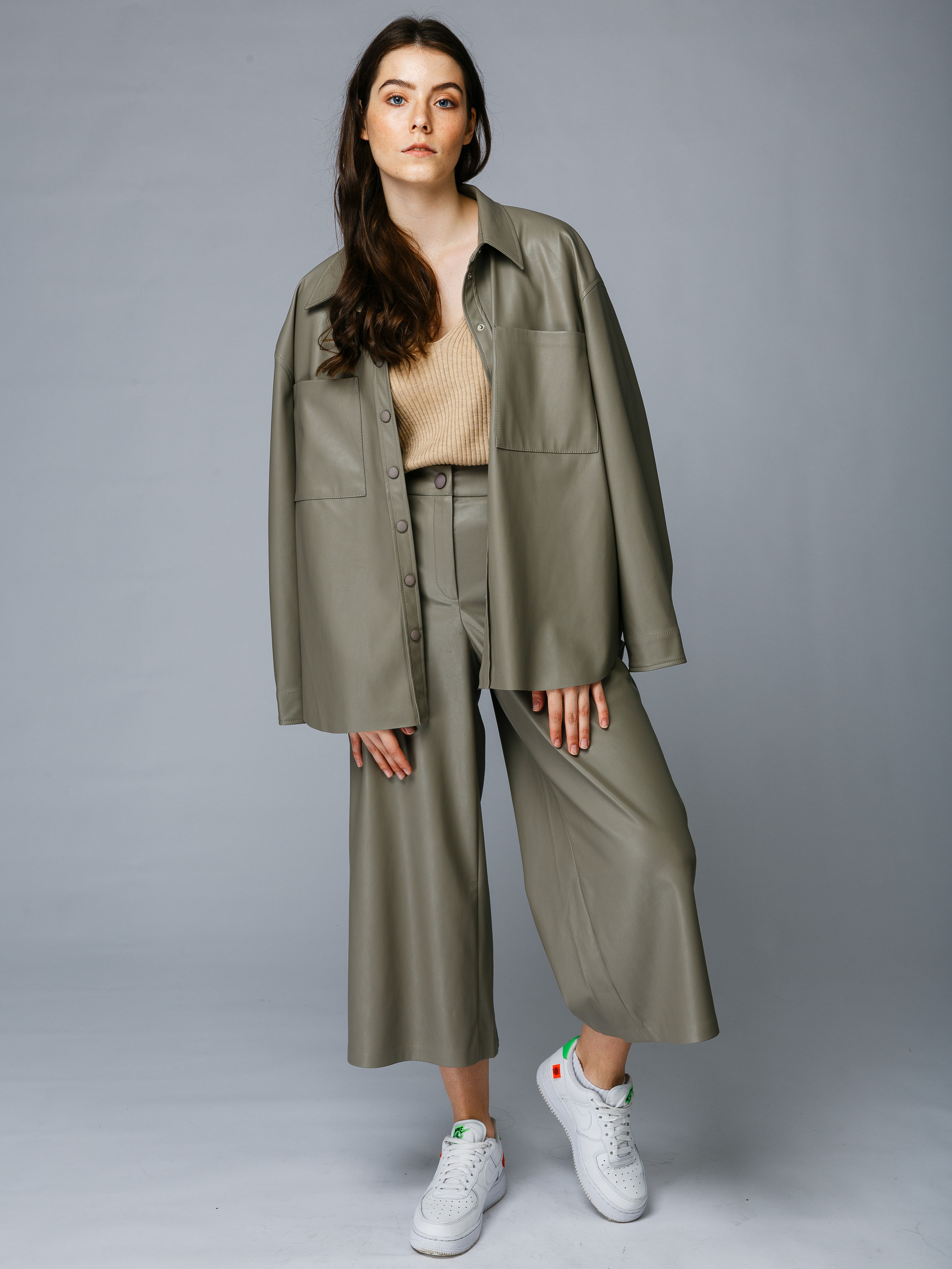 Профессиональный фотограф в Санкт-Петербурге. Студийная фотосъёмка одежды на моделях для каталогов, маркетплейсов, сайтов и печатной рекламной продукции. 