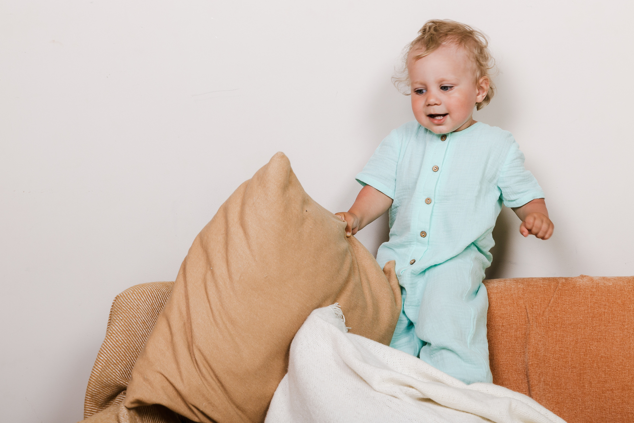 Детская студийная фотосъемка для соцсетей бренда одежды