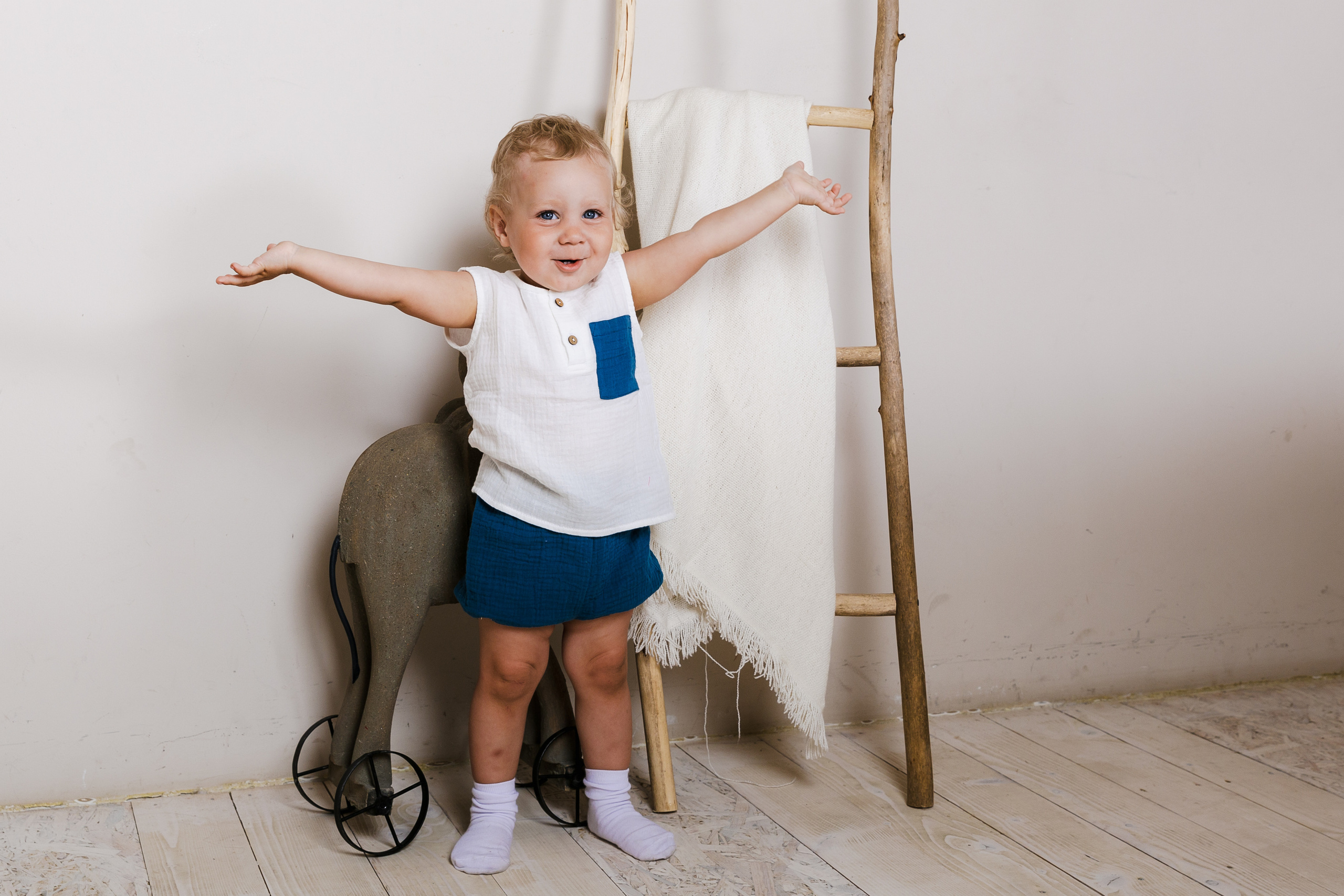 Детская студийная фотосъемка для соцсетей бренда одежды