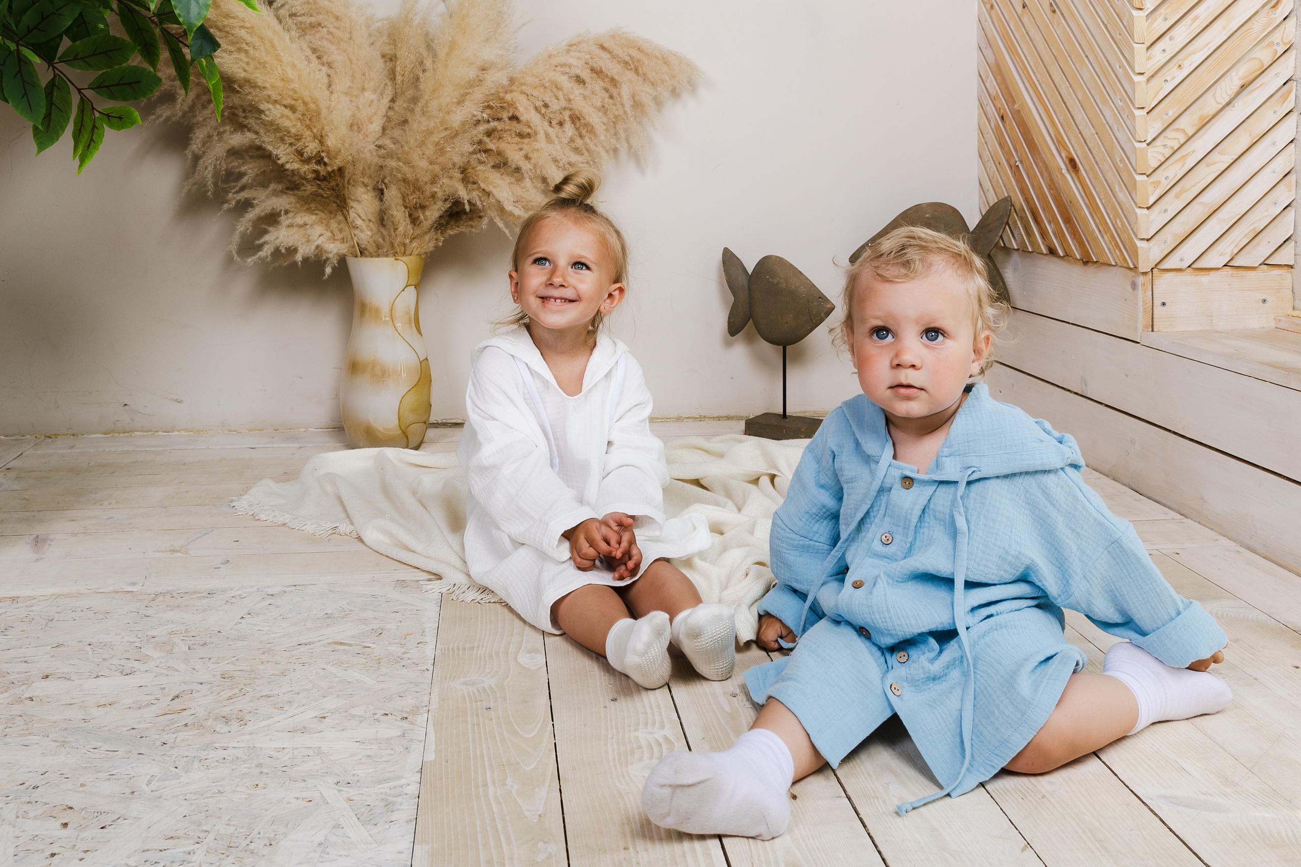 Детская студийная фотосъемка для соцсетей бренда одежды