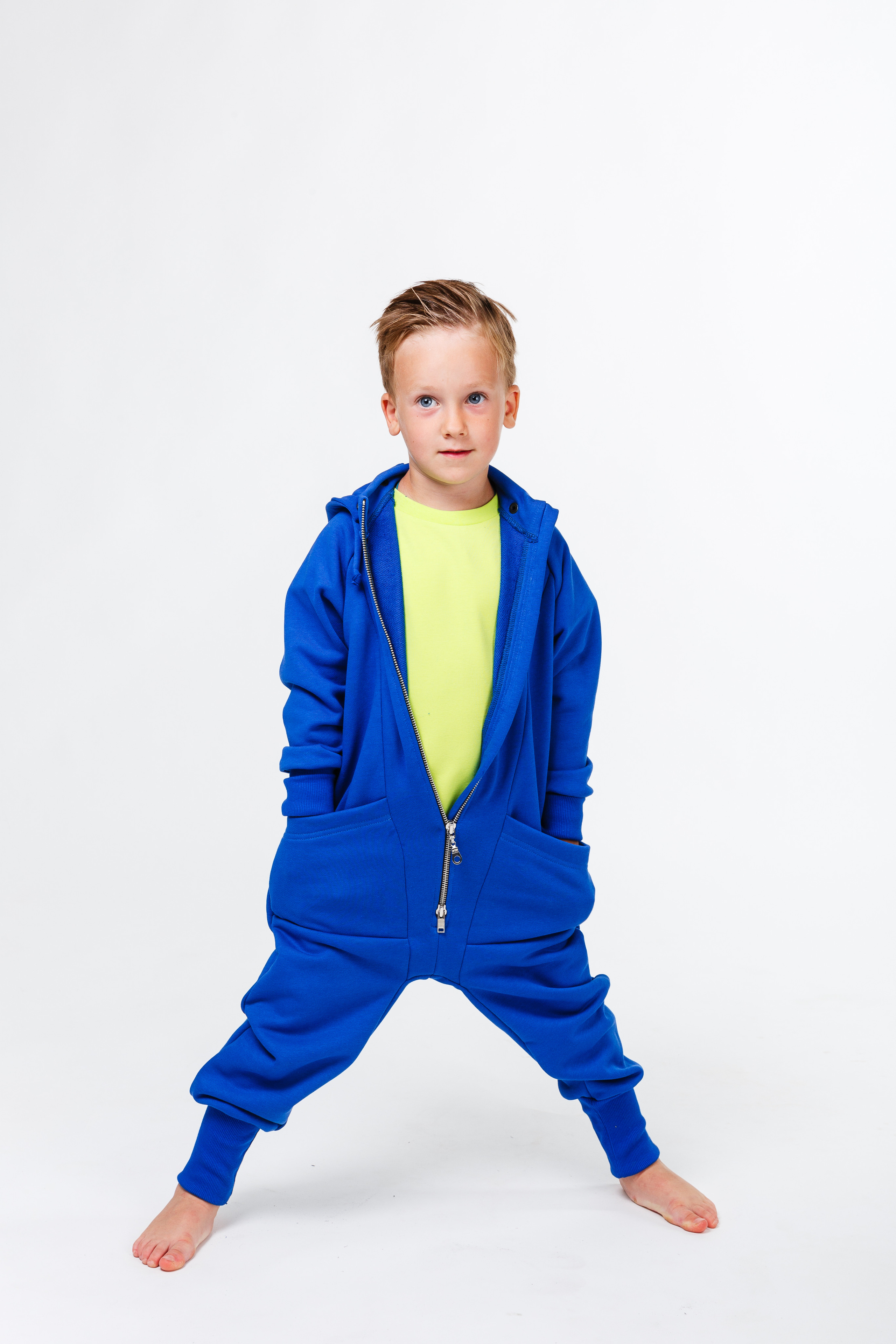 Профессиональный фотограф в Санкт-Петербурге. Студийная фотосъёмка детской и спортивной одежды на моделях для каталогов, маркетплейсов, сайтов и печатной рекламной продукции. Детская фотосессия.