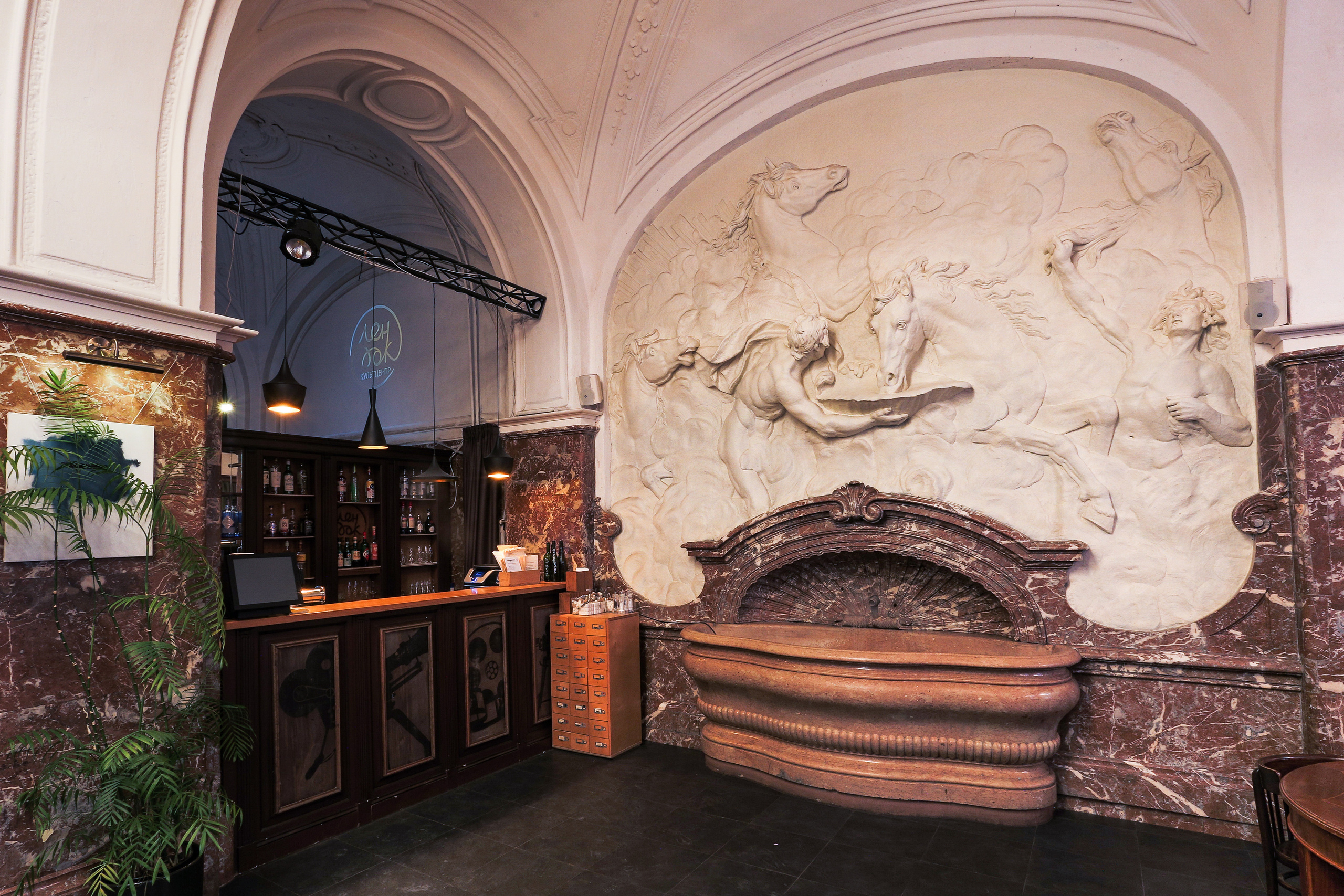 Рекламный фотограф в Санкт-Петербурге. Интерьерная фотосъемка. Фотограф Сергей Пушкин. СПб. Фото для сайтов и полиграфии. Сотрудничество агенства. Фотосъемка ресторанов, арт-пространств и частных помещений. Photographer  in Saint-Petersburg, Russia.