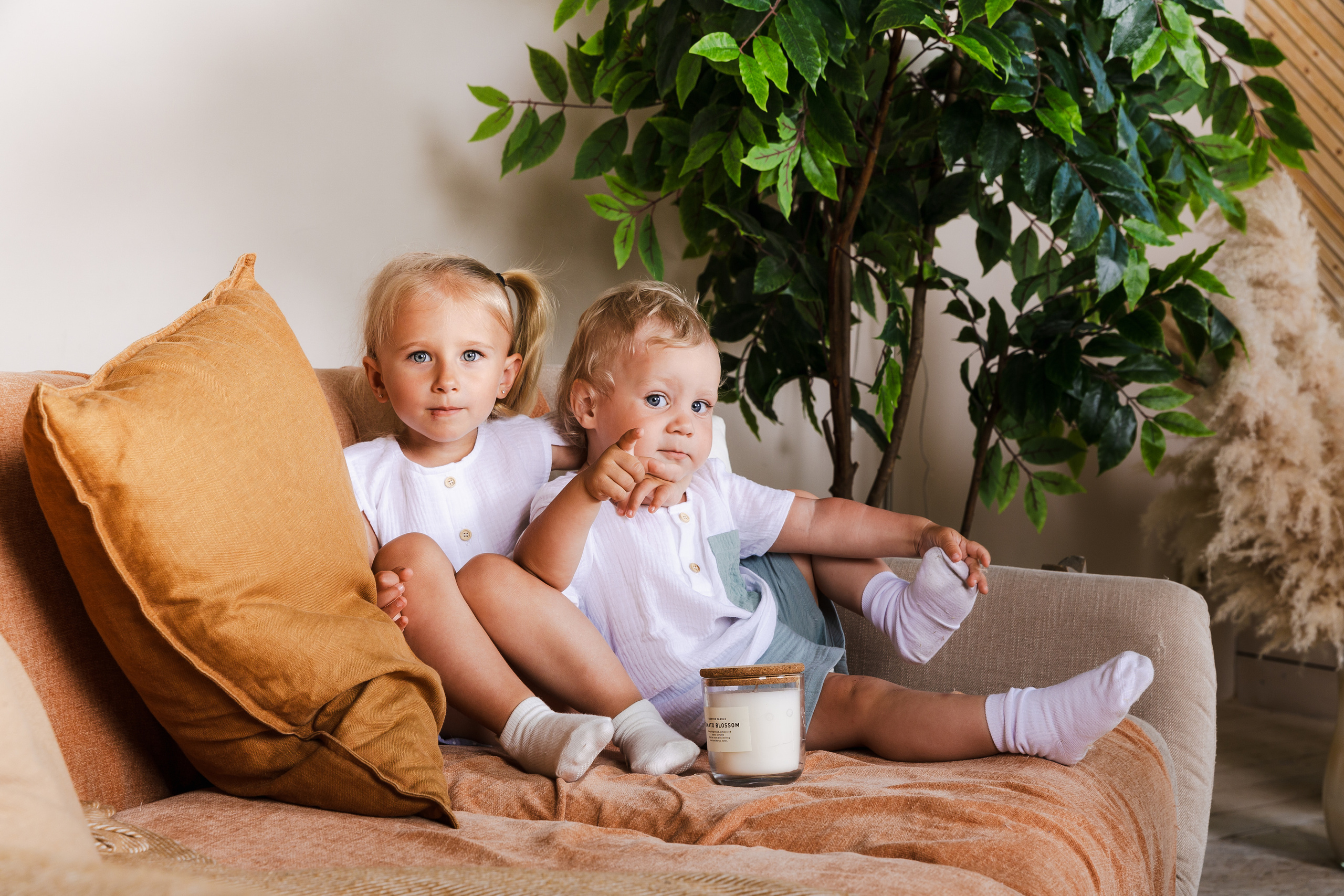 Детская студийная фотосъемка для соцсетей бренда одежды