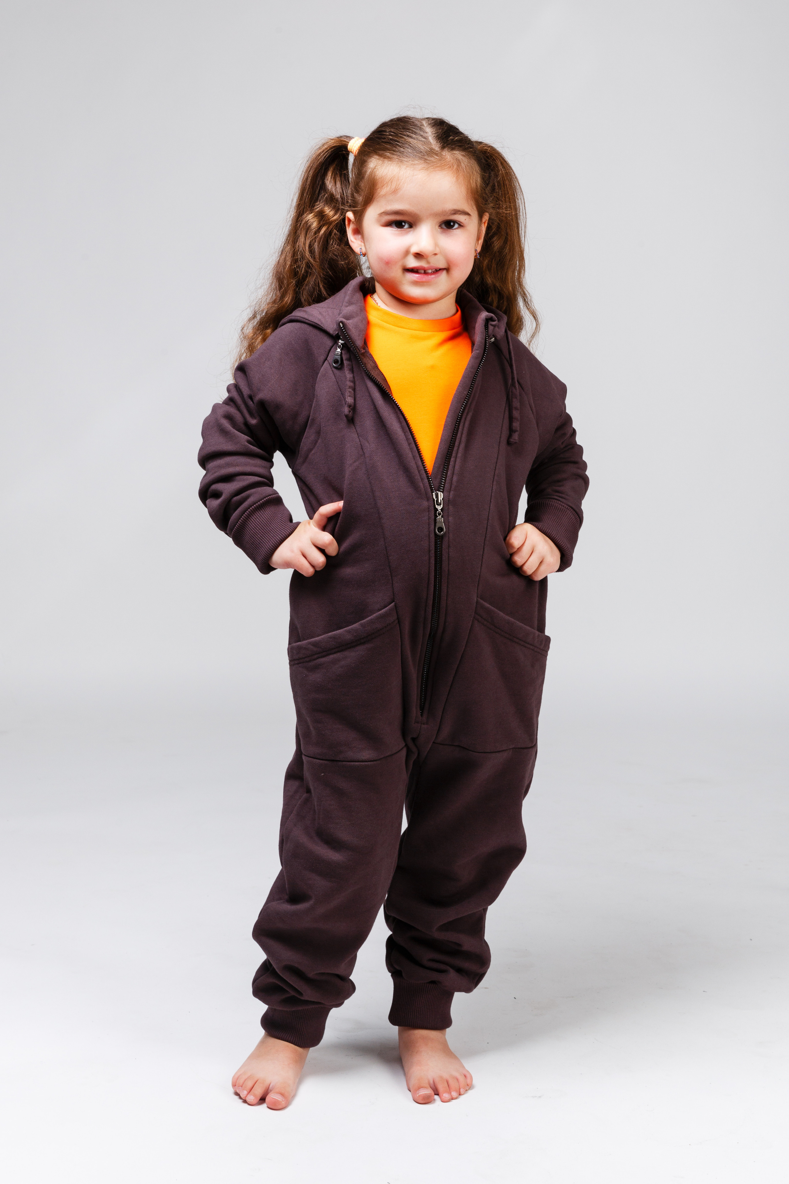 Профессиональный фотограф в Санкт-Петербурге. Студийная фотосъёмка детской и спортивной одежды на моделях для каталогов, маркетплейсов, сайтов и печатной рекламной продукции. Детская фотосессия.