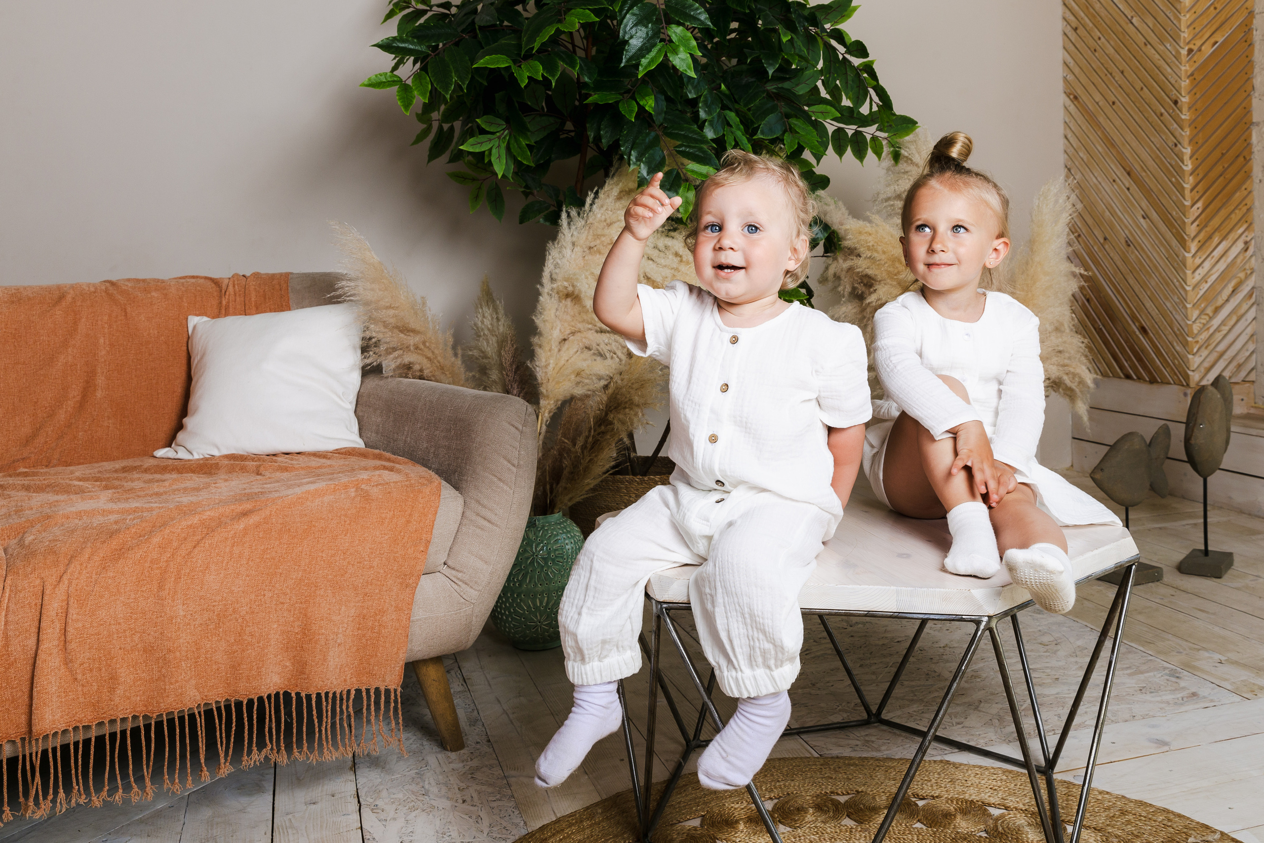 Детская студийная фотосъемка для соцсетей бренда одежды