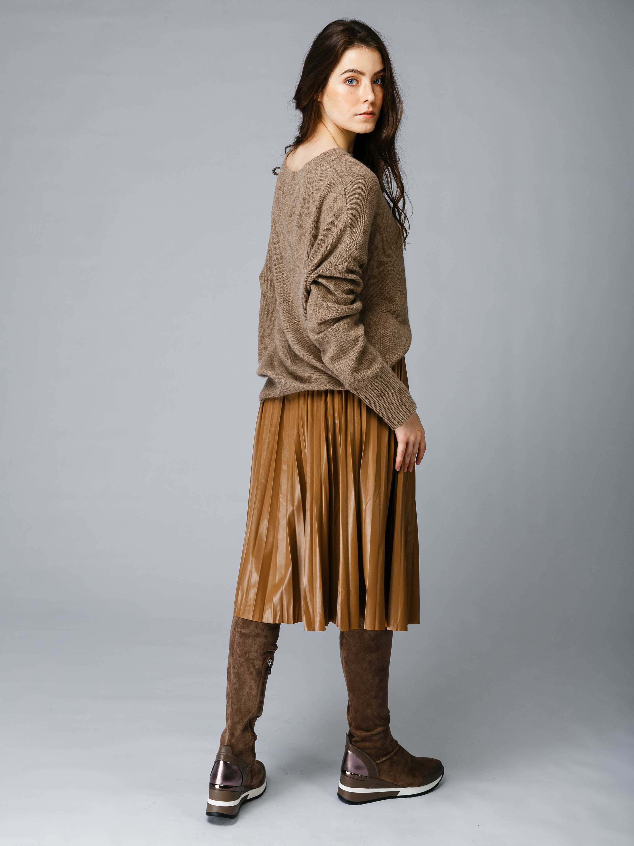 Профессиональный фотограф в Санкт-Петербурге. Студийная фотосъёмка одежды на моделях для каталогов, маркетплейсов, сайтов и печатной рекламной продукции. 