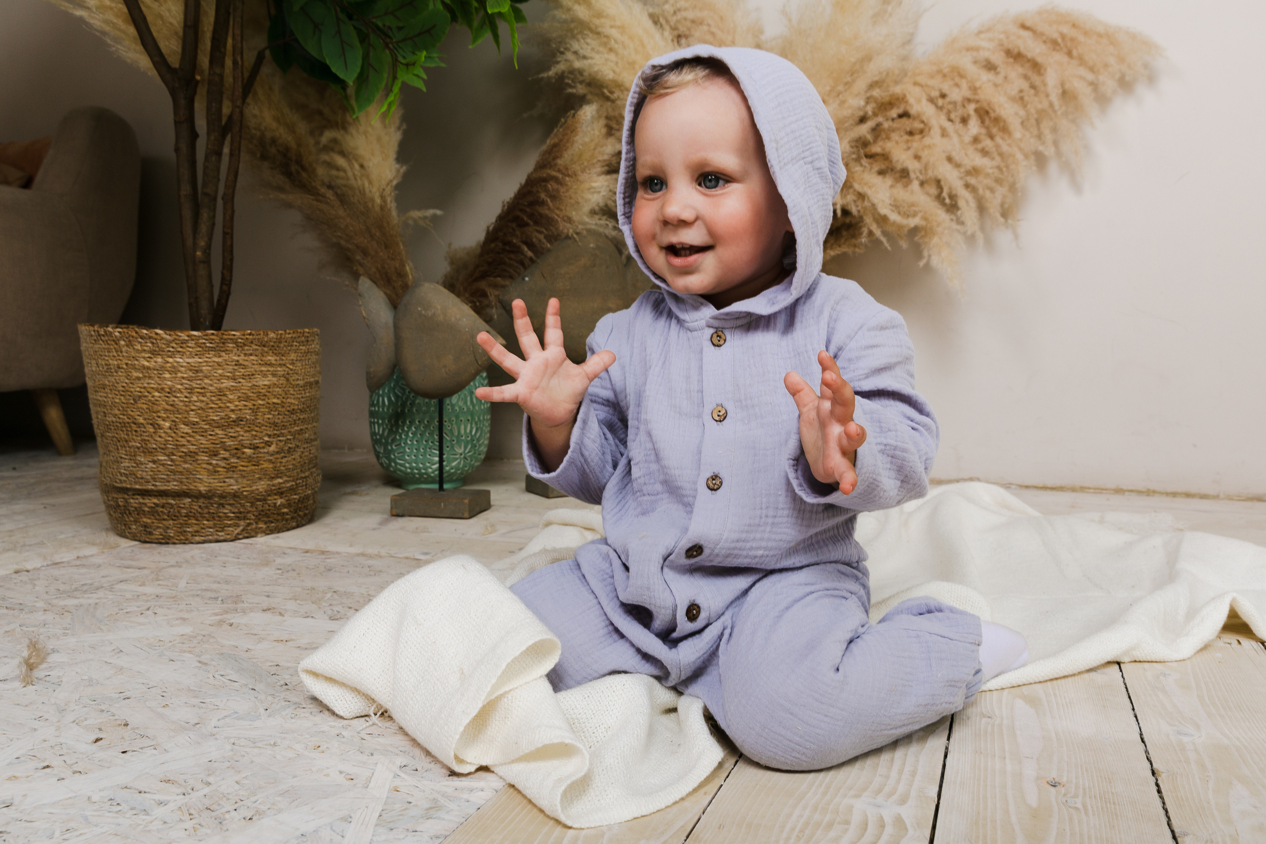 Детская студийная фотосъемка для соцсетей бренда одежды