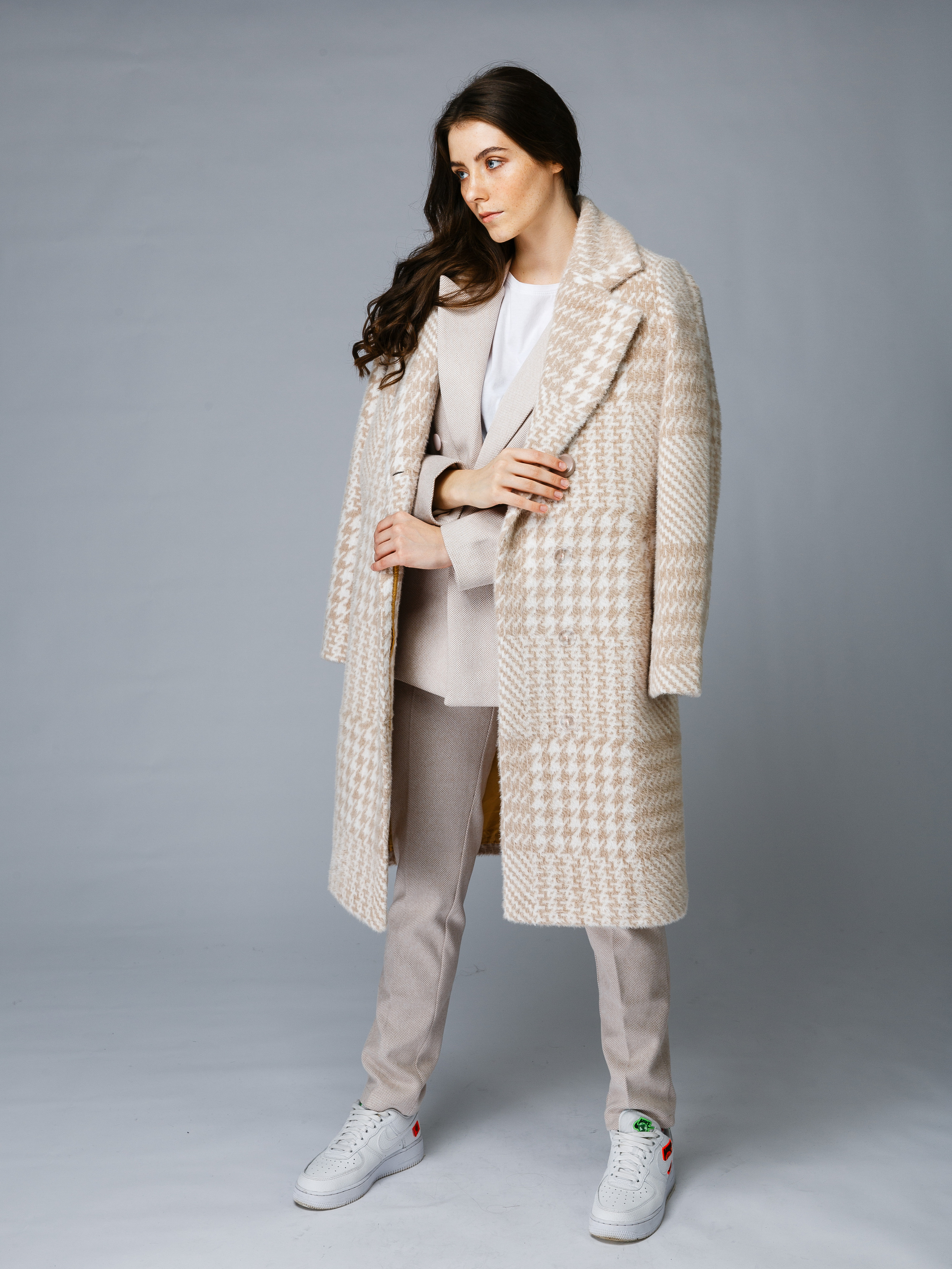 Профессиональный фотограф в Санкт-Петербурге. Студийная фотосъёмка одежды на моделях для каталогов, маркетплейсов, сайтов и печатной рекламной продукции. 