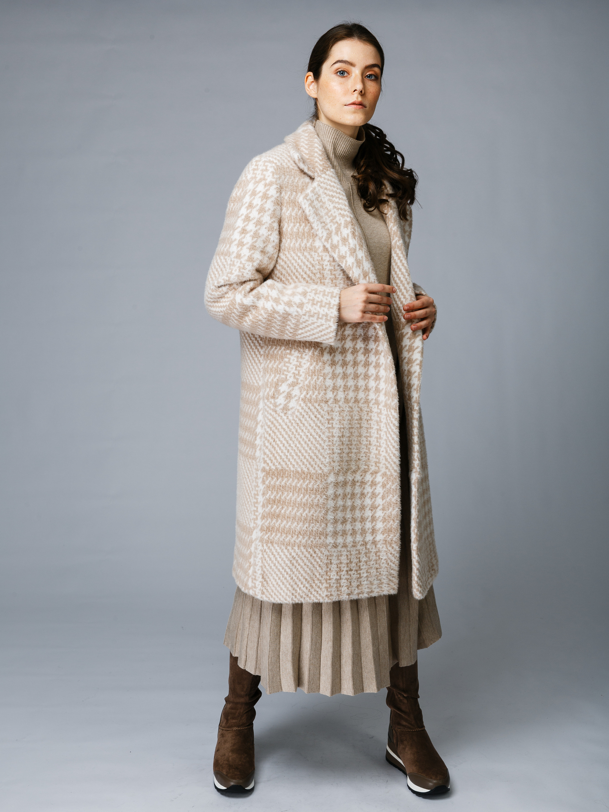 Профессиональный фотограф в Санкт-Петербурге. Студийная фотосъёмка одежды на моделях для каталогов, маркетплейсов, сайтов и печатной рекламной продукции. 