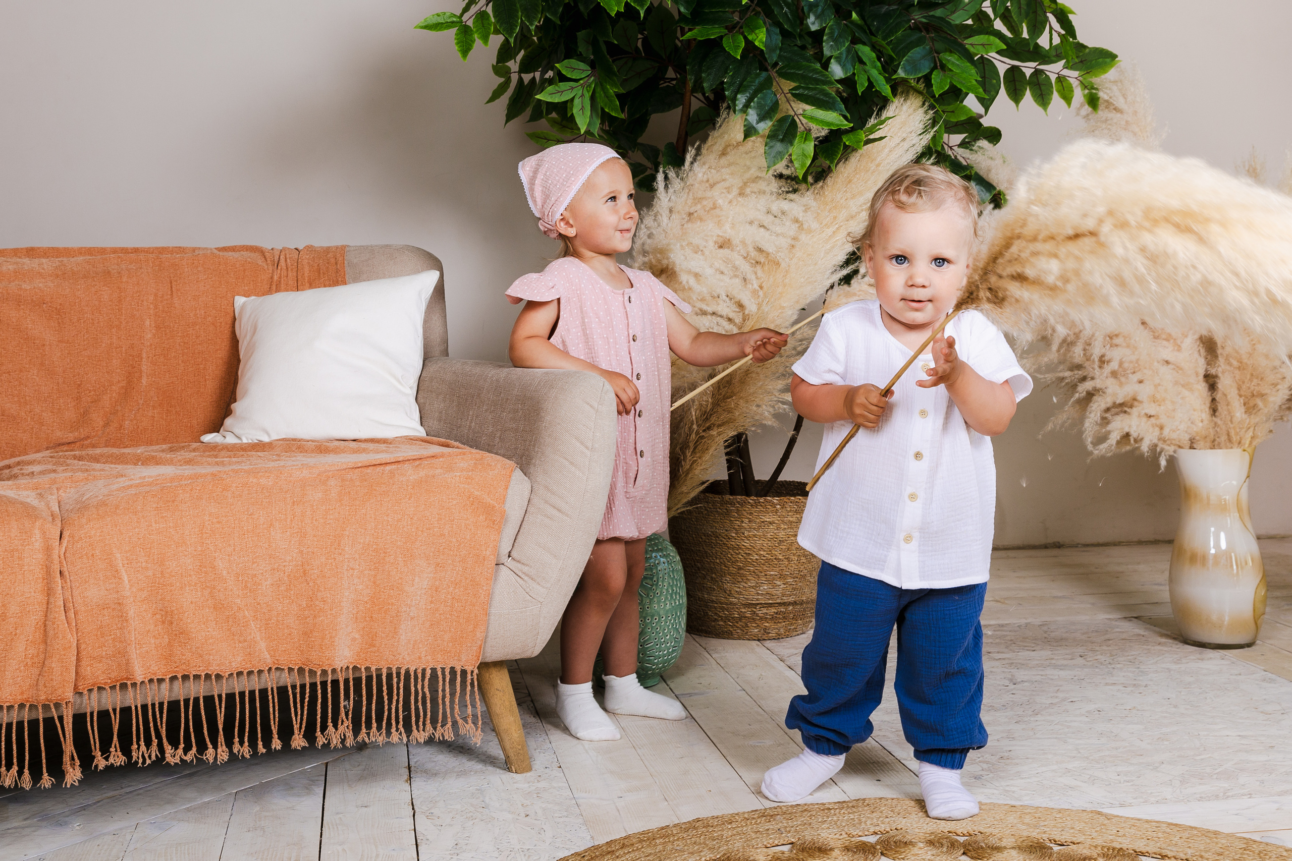 Детская студийная фотосъемка для соцсетей бренда одежды