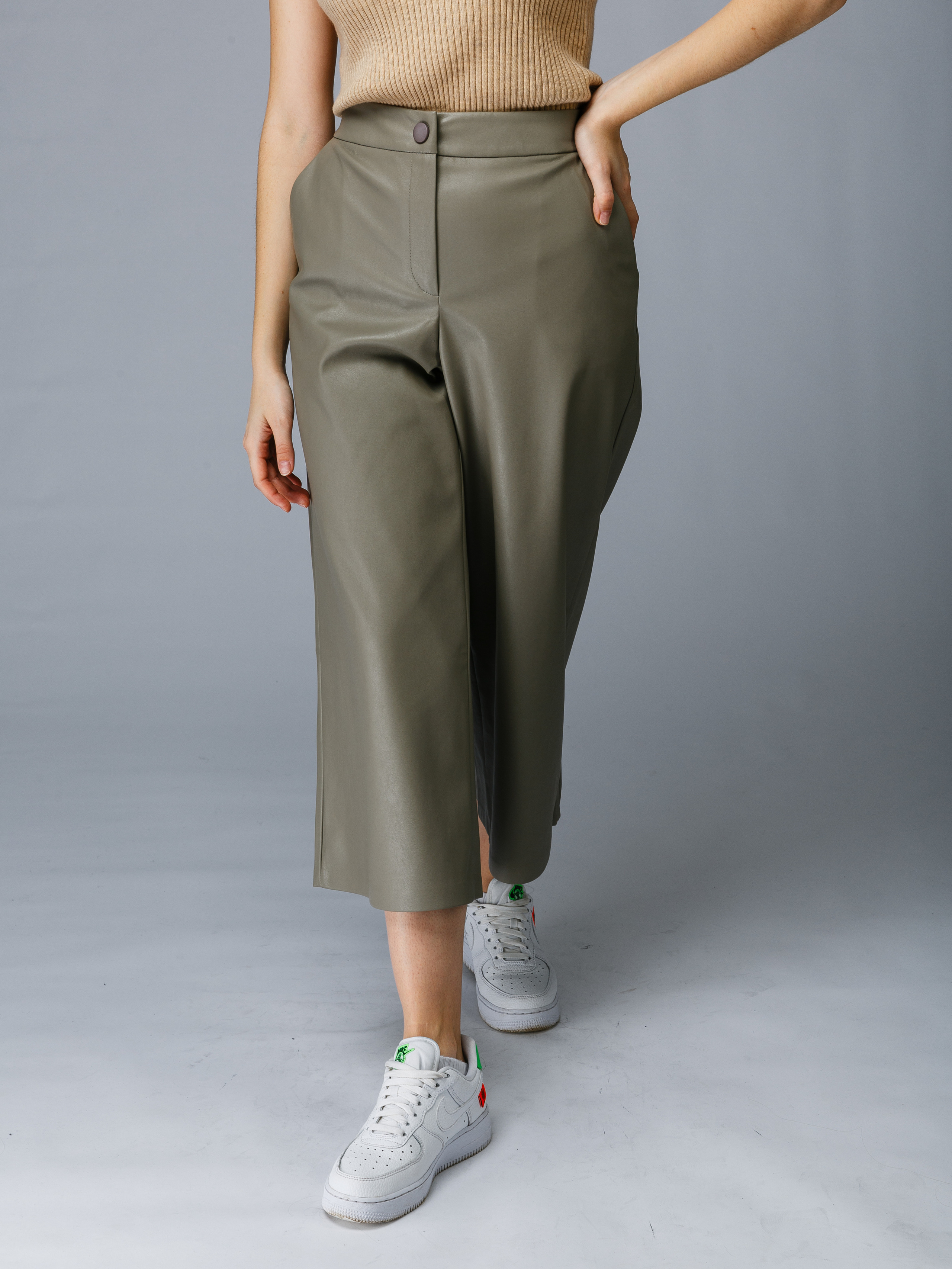 Профессиональный фотограф в Санкт-Петербурге. Студийная фотосъёмка одежды на моделях для каталогов, маркетплейсов, сайтов и печатной рекламной продукции. 