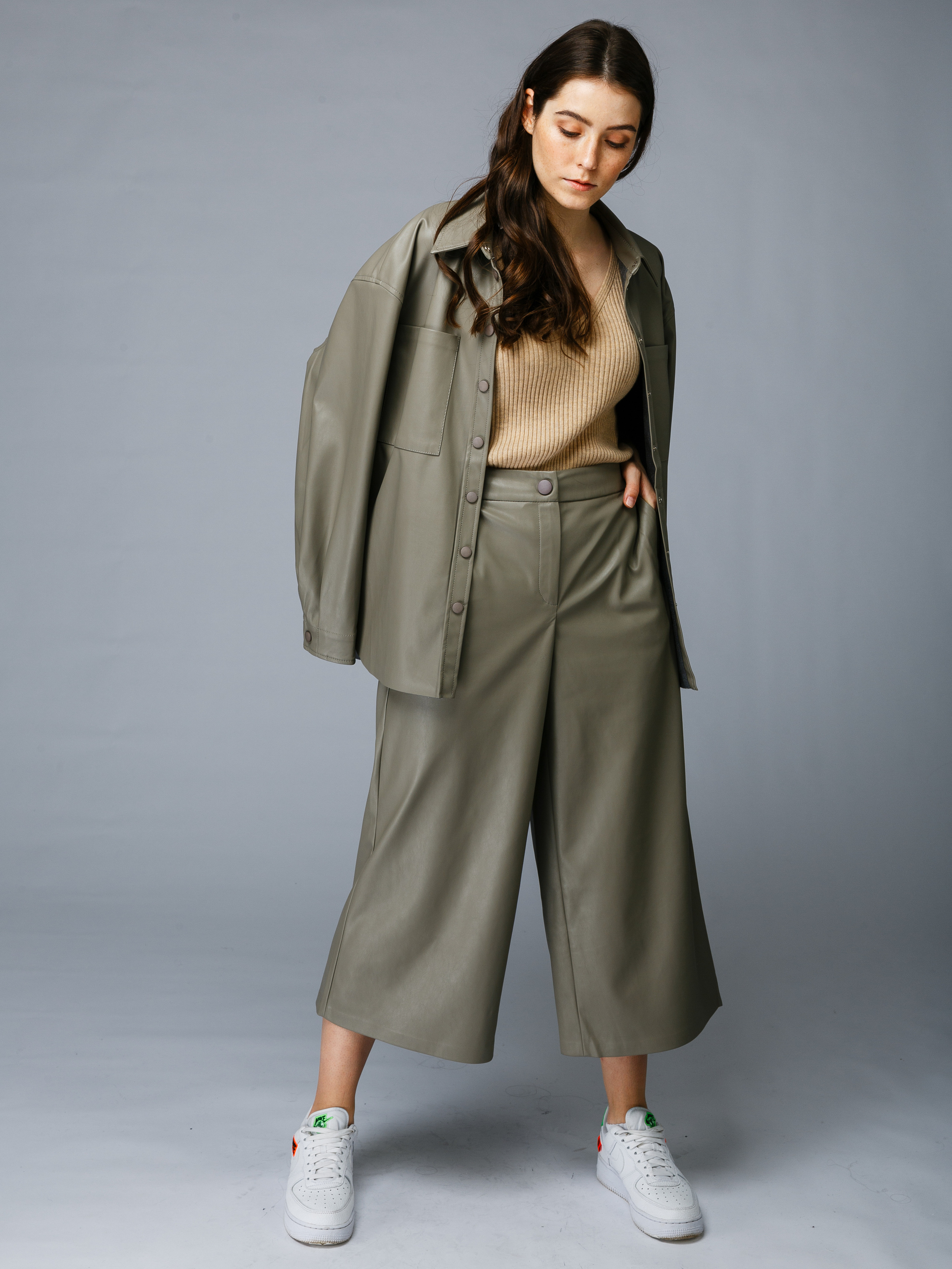 Профессиональный фотограф в Санкт-Петербурге. Студийная фотосъёмка одежды на моделях для каталогов, маркетплейсов, сайтов и печатной рекламной продукции. 