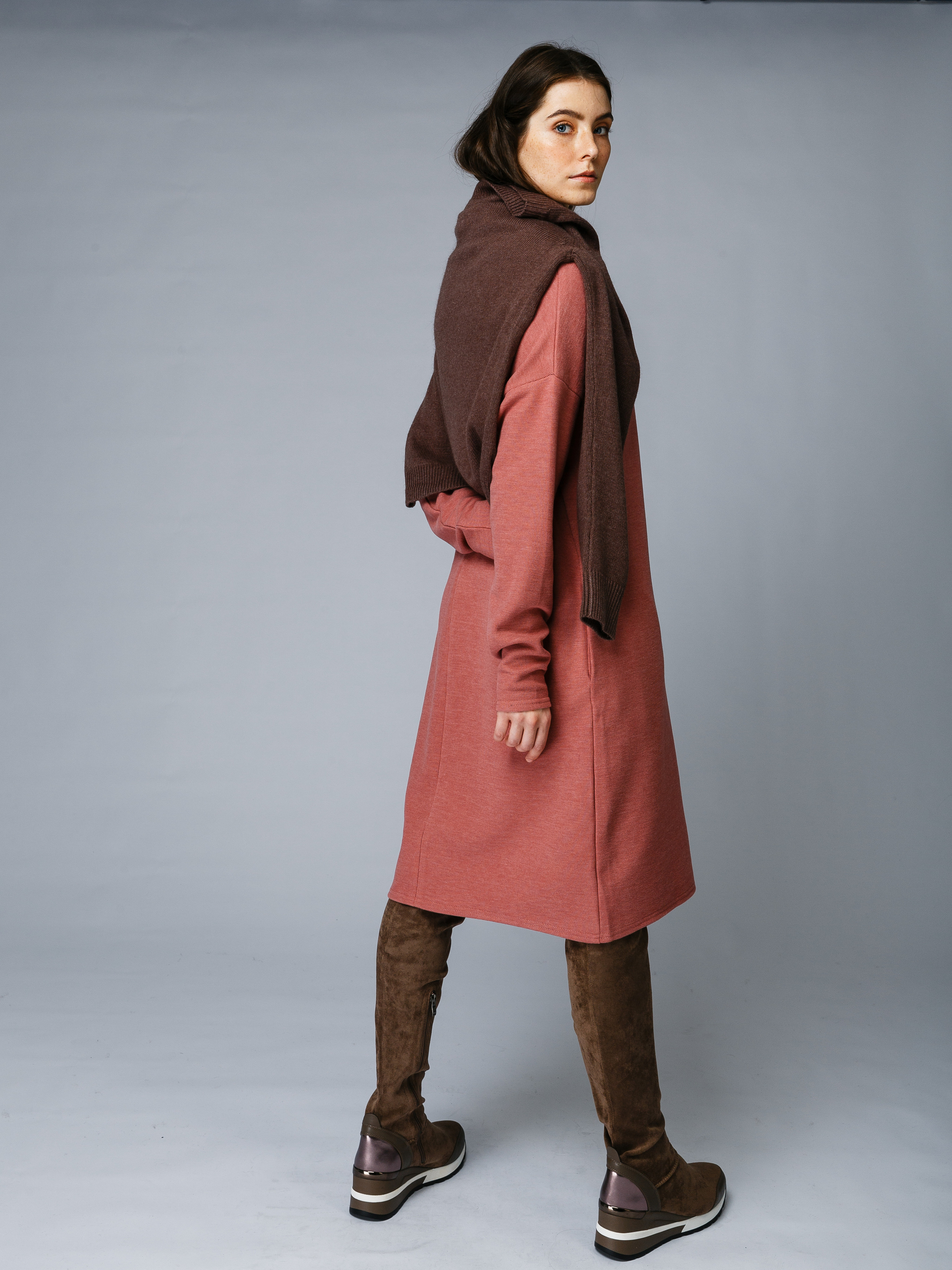 Профессиональный фотограф в Санкт-Петербурге. Студийная фотосъёмка одежды на моделях для каталогов, маркетплейсов, сайтов и печатной рекламной продукции. 