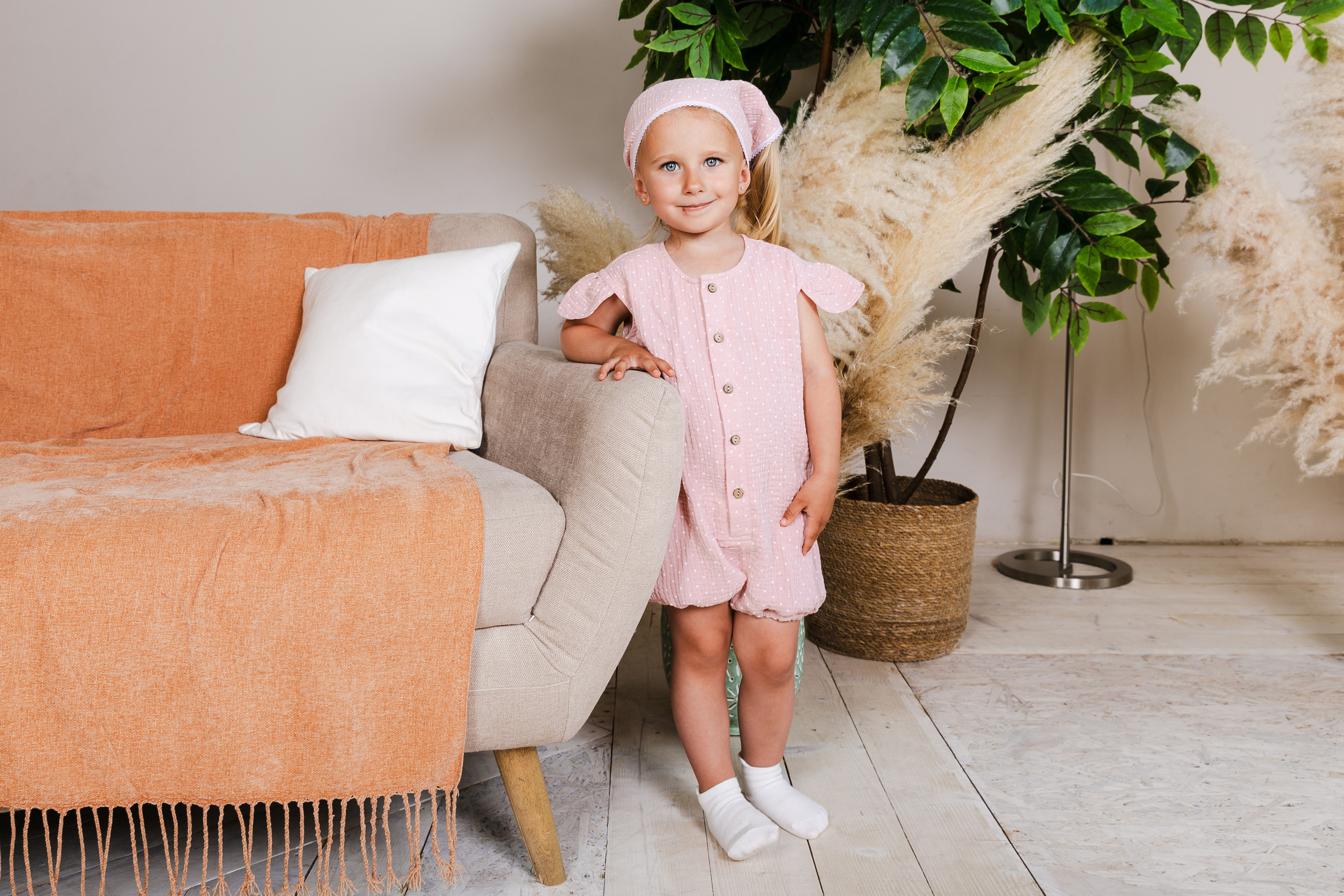 Детская студийная фотосъемка для соцсетей бренда одежды