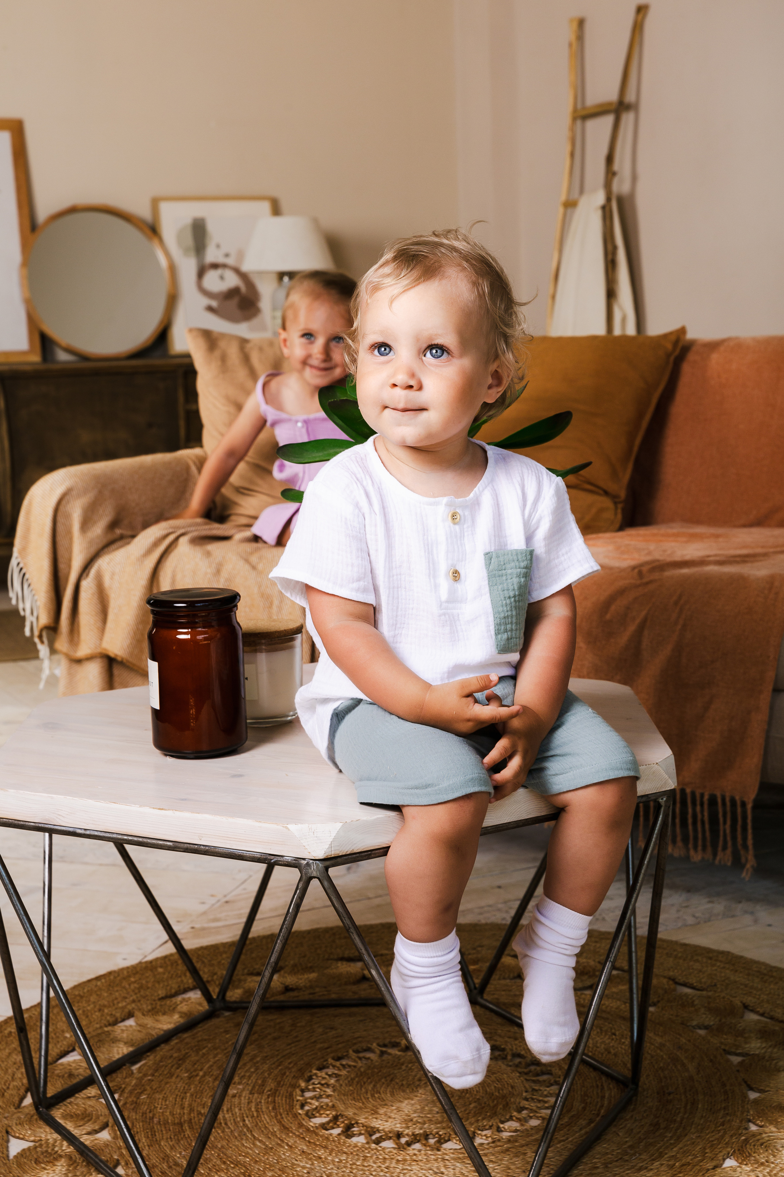 Детская студийная фотосъемка для соцсетей бренда одежды