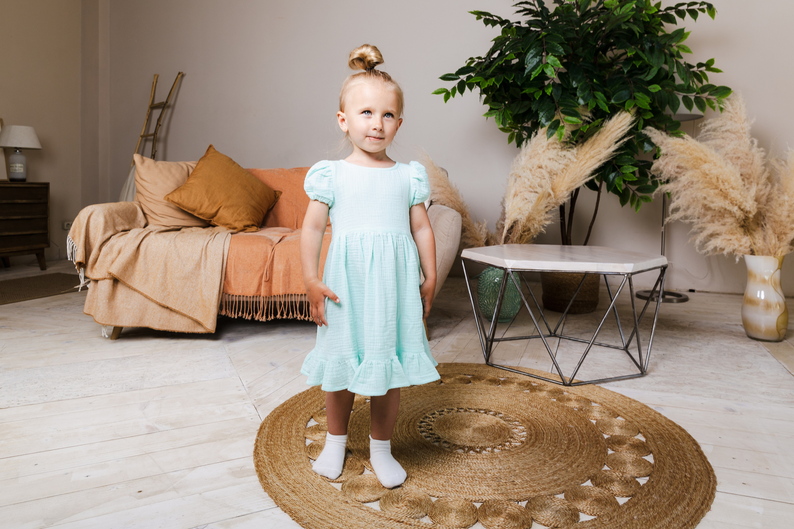 Детская студийная фотосъемка для соцсетей бренда одежды