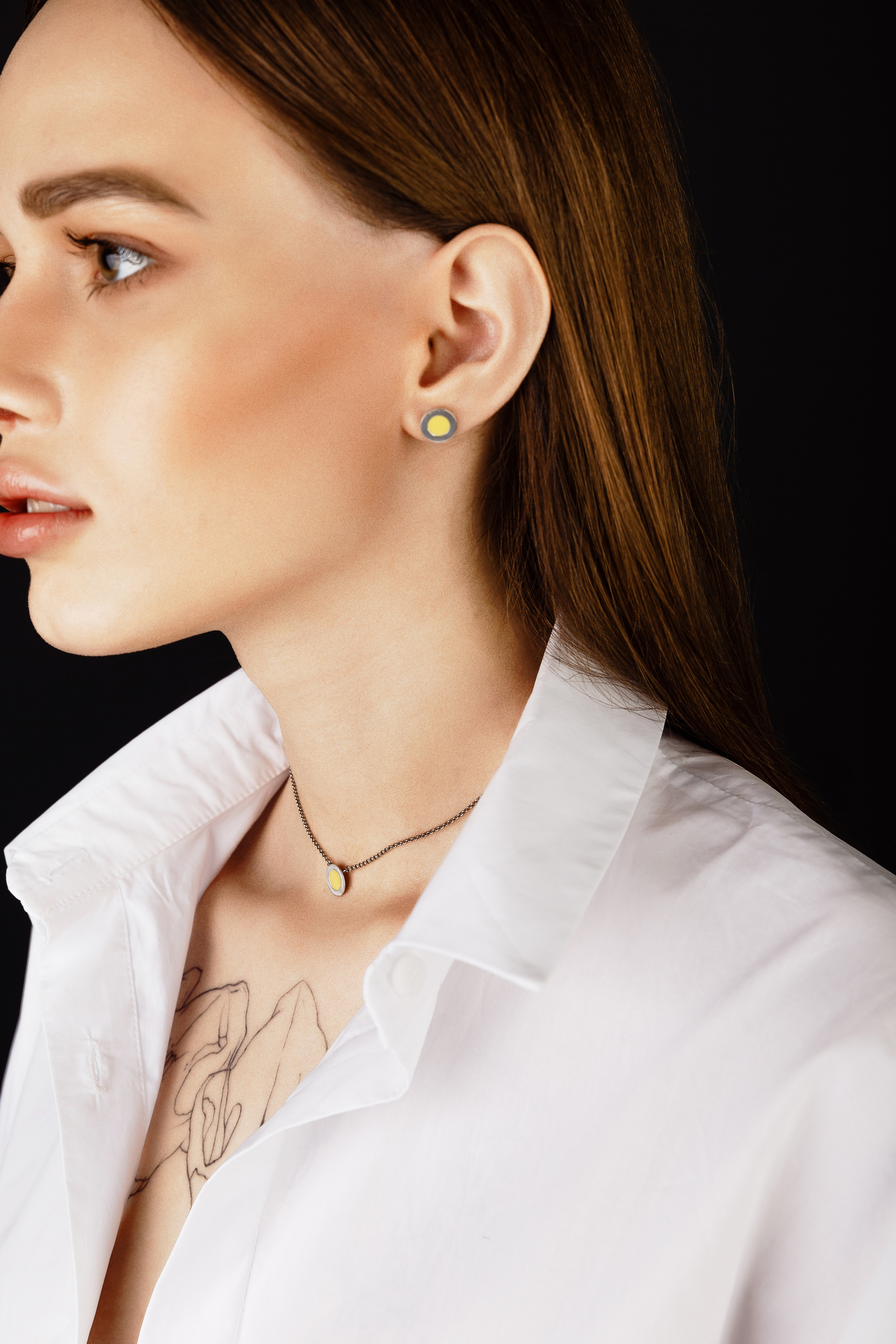 Портретная фотосъемка ювелирных украшений на моделях. Профессиональный фотограф в Санкт-Петербурге. Студийная рекламная фотография. Ювелирный фотограф Сергей Пушкин. Фото для каталога и маркетплейсов. Фотосъёмка на белом фоне. Product photographer in Saint-Petersburg, Russia. Gems photo.