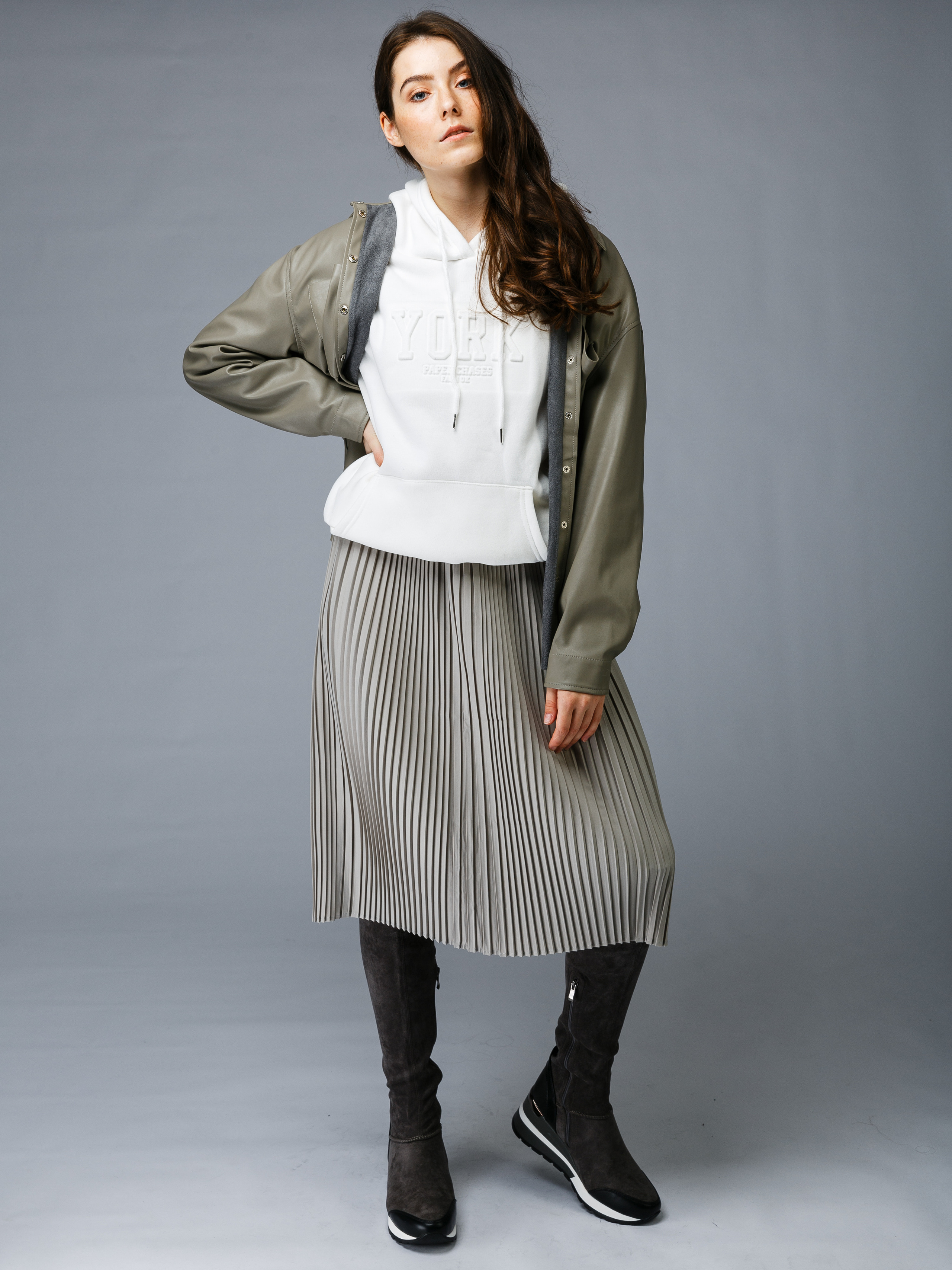 Профессиональный фотограф в Санкт-Петербурге. Студийная фотосъёмка одежды на моделях для каталогов, маркетплейсов, сайтов и печатной рекламной продукции. 