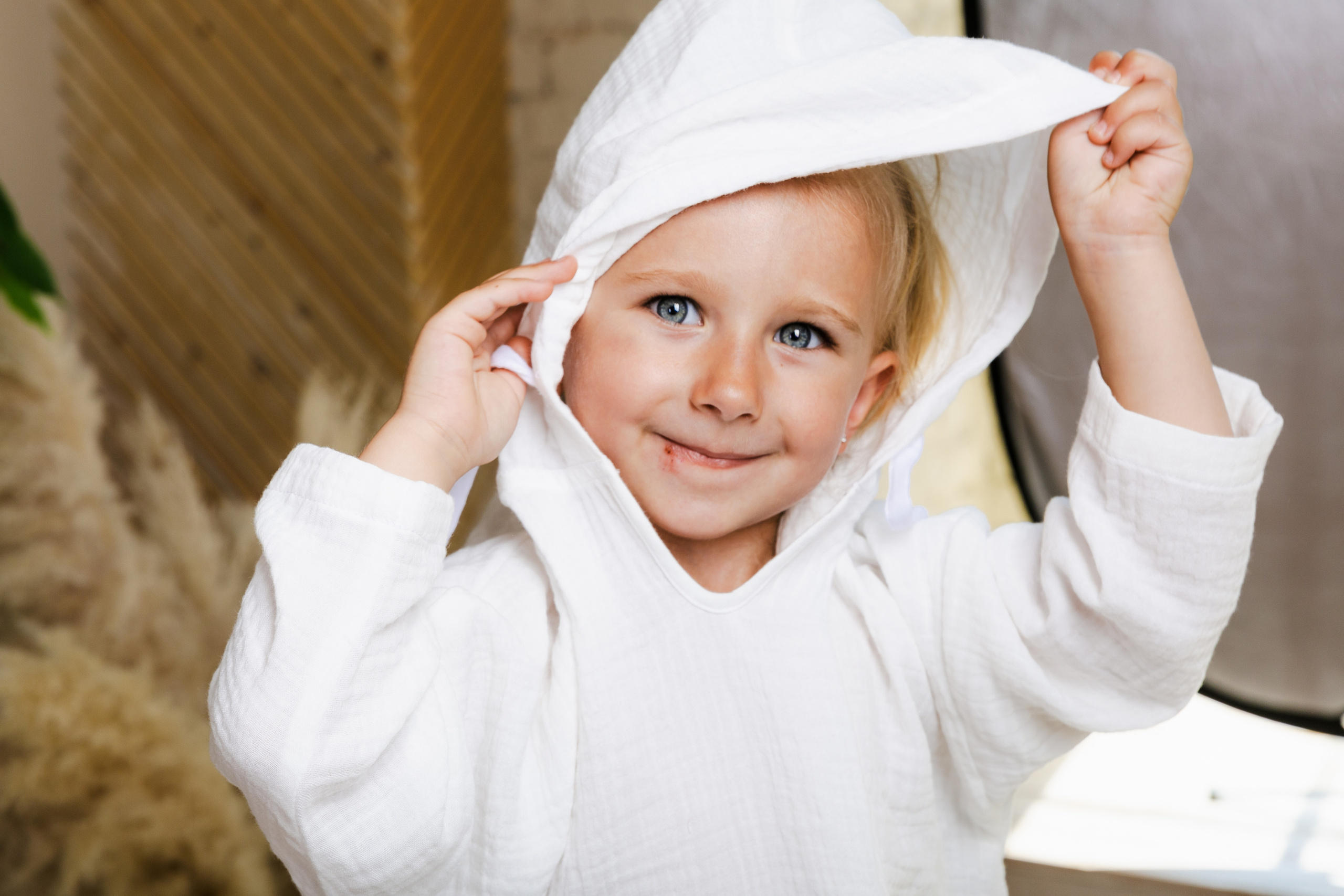 Детская студийная фотосъемка для соцсетей бренда одежды