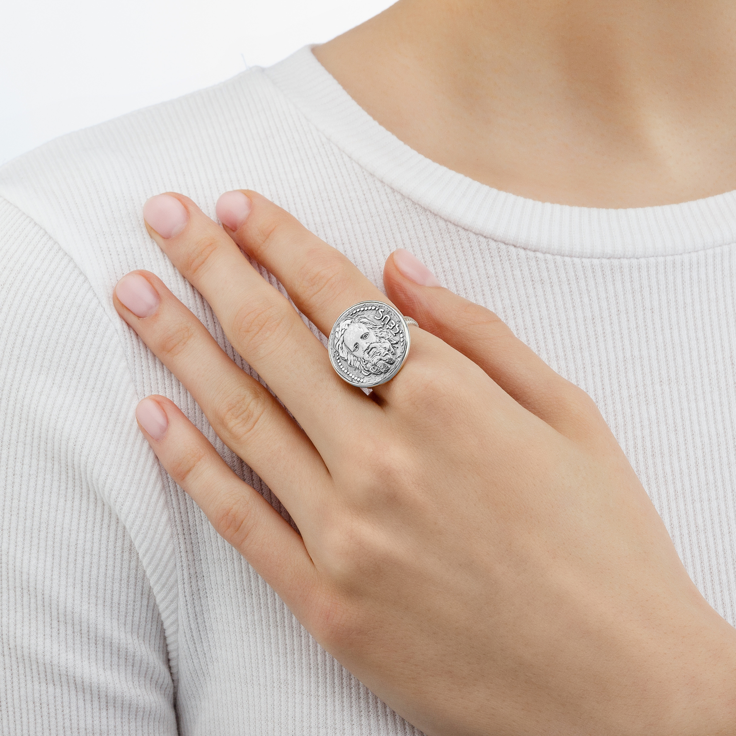 Портретная фотосъемка ювелирных украшений на моделях. Профессиональный фотограф в Санкт-Петербурге. Студийная рекламная фотография. Ювелирный фотограф Сергей Пушкин. Фото для каталога и маркетплейсов. Фотосъёмка на белом фоне. Product photographer in Saint-Petersburg, Russia. Gems photo.