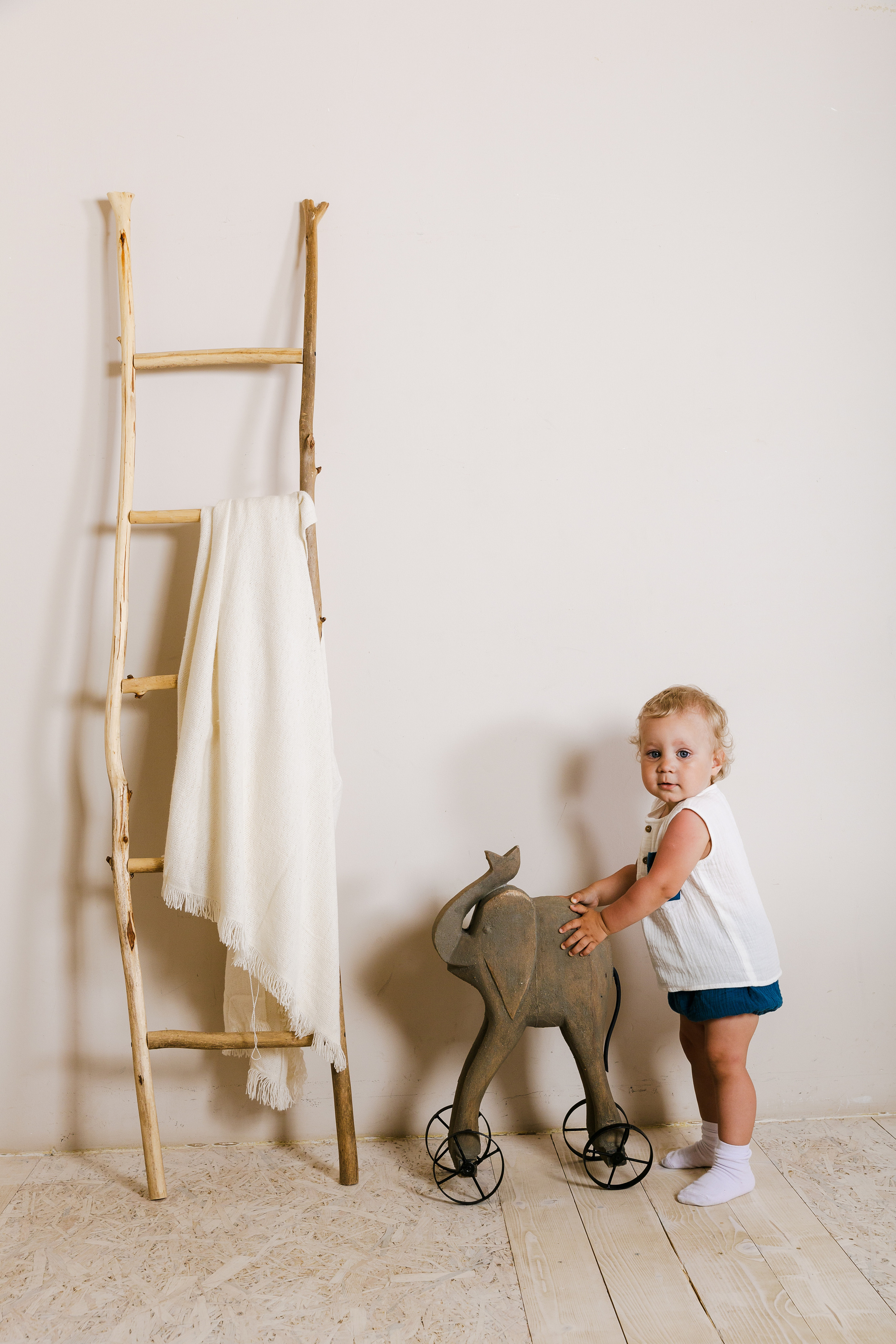 Детская студийная фотосъемка для соцсетей бренда одежды