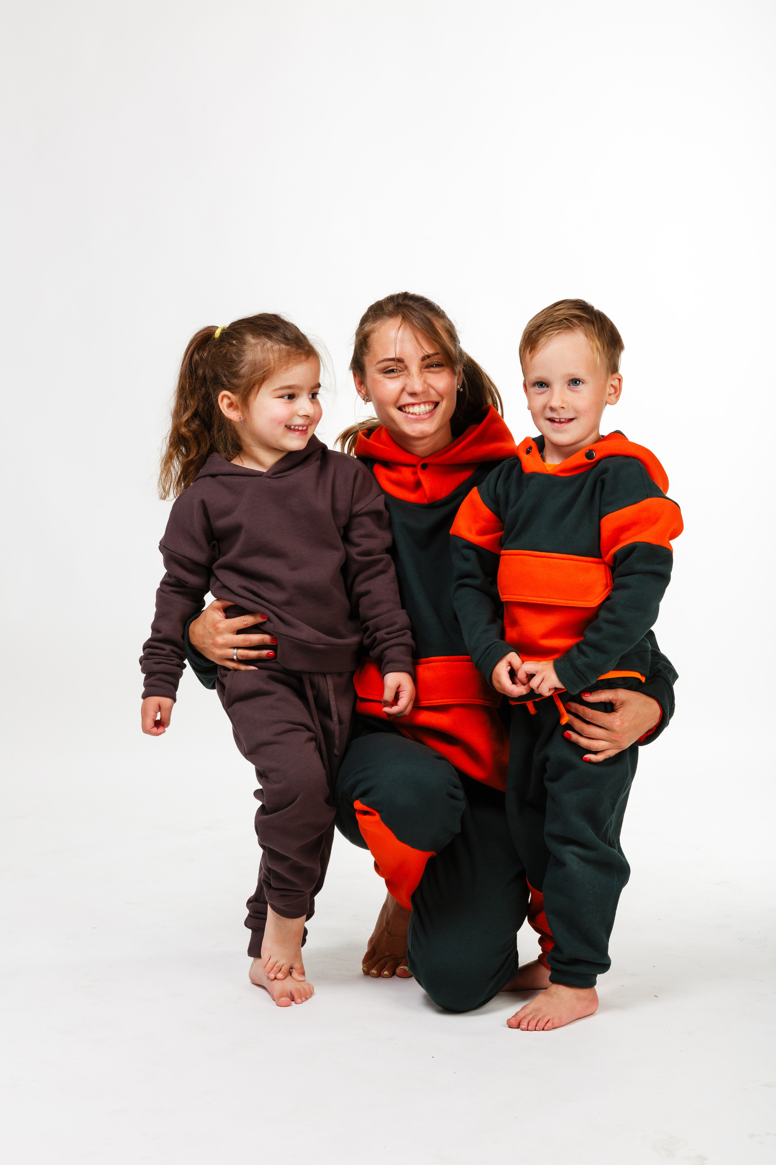 Профессиональный фотограф в Санкт-Петербурге. Студийная фотосъёмка детской и спортивной одежды на моделях для каталогов, маркетплейсов, сайтов и печатной рекламной продукции. Детская и семейная фотосессия.  Одежда для дома и спорта.