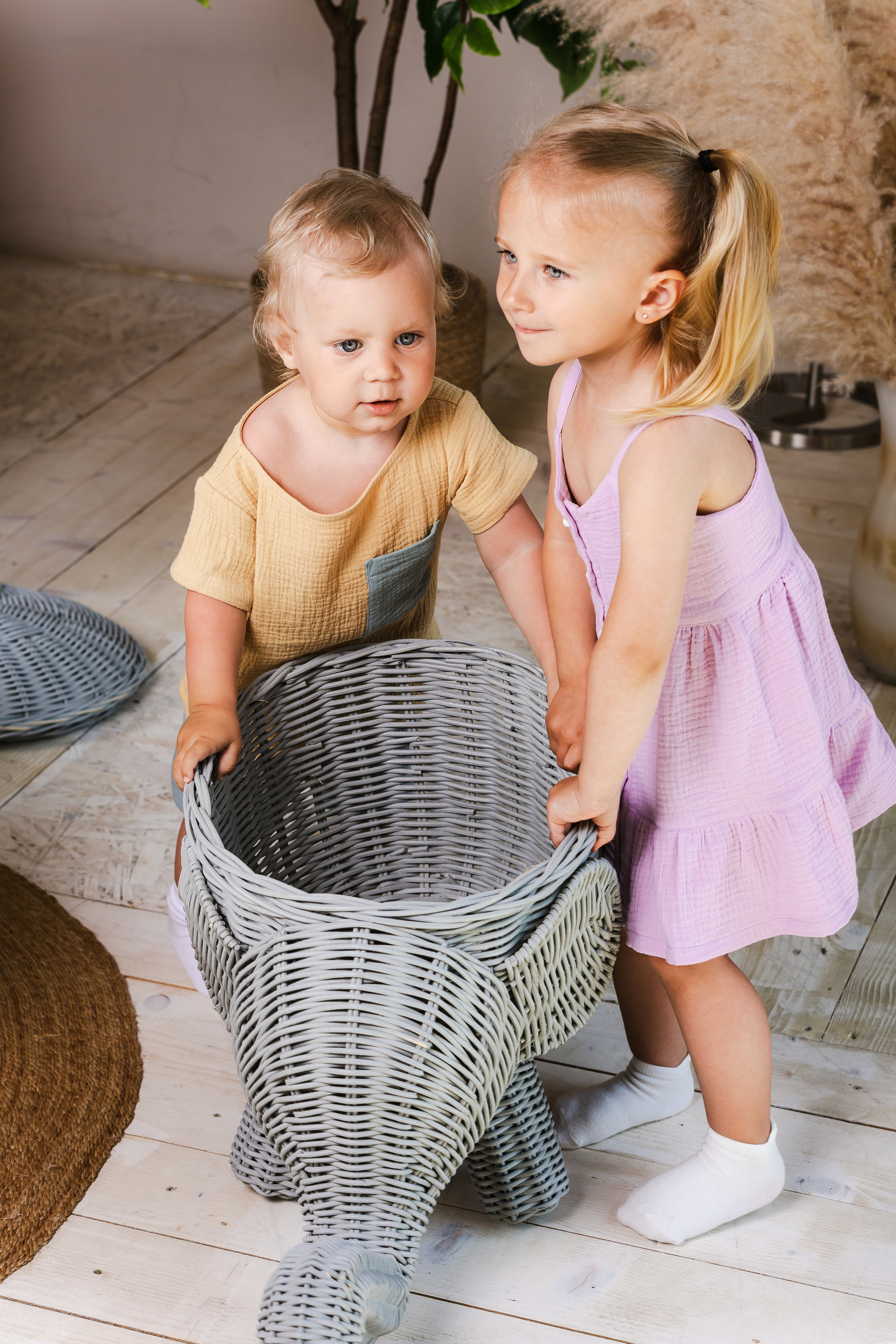 Детская студийная фотосъемка для соцсетей бренда одежды