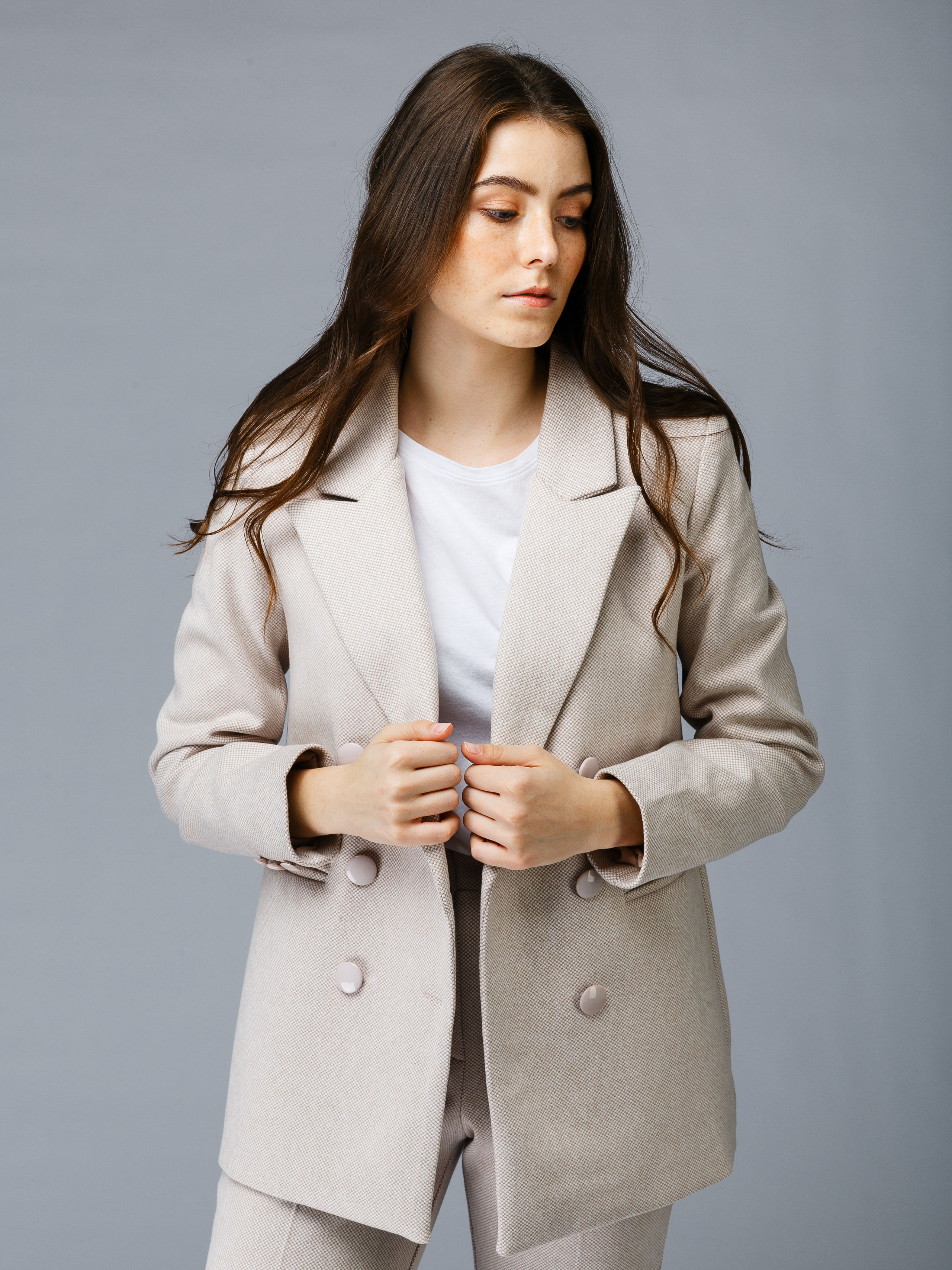 Профессиональный фотограф в Санкт-Петербурге. Студийная фотосъёмка одежды на моделях для каталогов, маркетплейсов, сайтов и печатной рекламной продукции. 